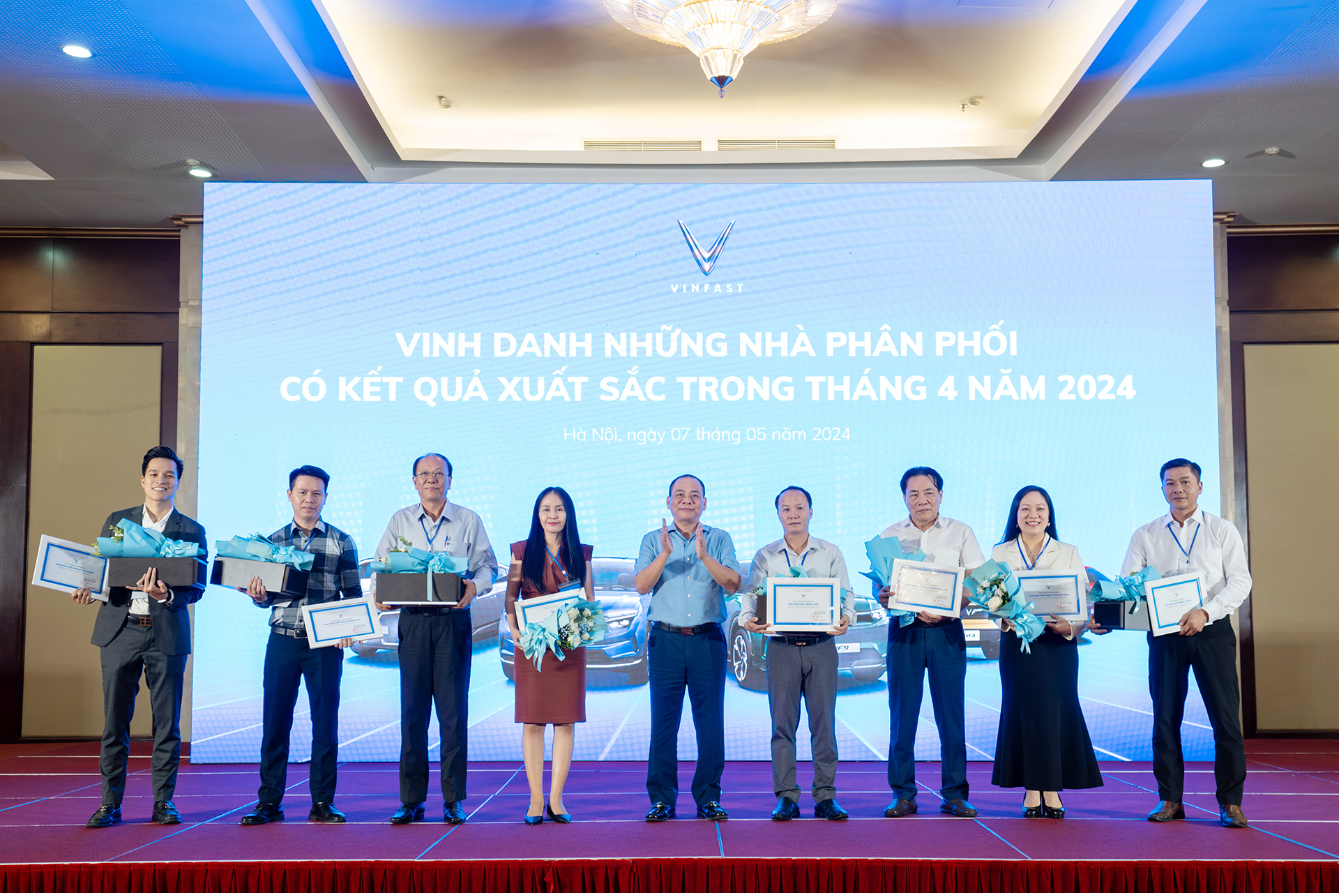 Chủ tịch Tập đoàn Vingroup Phạm Nhật Vượng vinh danh những nhà phân phối có kết quả PG88 Uy Tín Số 1 Việt Nam xuất sắc tại Hội nghị Nhà phân phối Ô tô điện VinFast toàn quốc 2024.