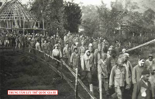 H&agrave;ng binh Ph&aacute;p, &Acirc;u Phi trong Chiến dịch Điện Bi&ecirc;n Phủ, th&aacute;ng 5/1954.