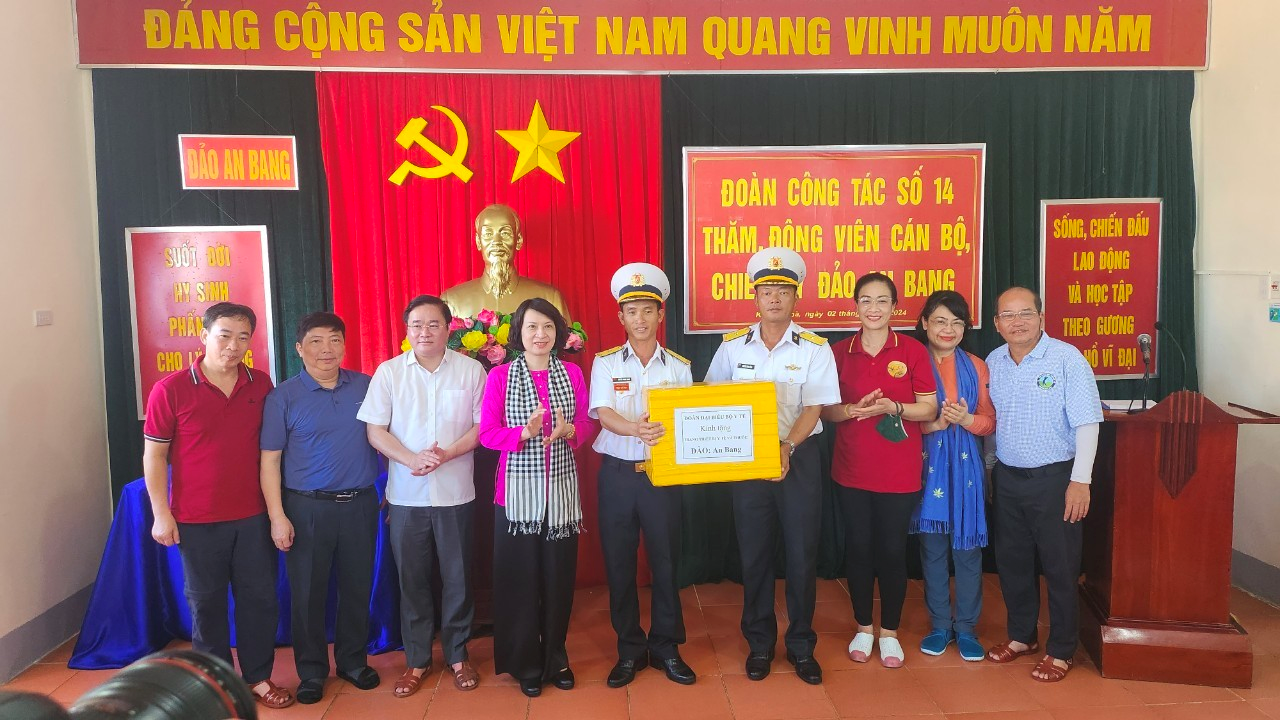 Thứ trưởng Bộ Y tế Nguyễn Thị Li&ecirc;n Hương c&ugrave;ng th&agrave;nh vi&ecirc;n đo&agrave;n&nbsp;c&ocirc;ng t&aacute;c Bộ Y tế trao qu&agrave; tặng cho qu&acirc;n v&agrave; d&acirc;n tr&ecirc;n đảo An Bang.