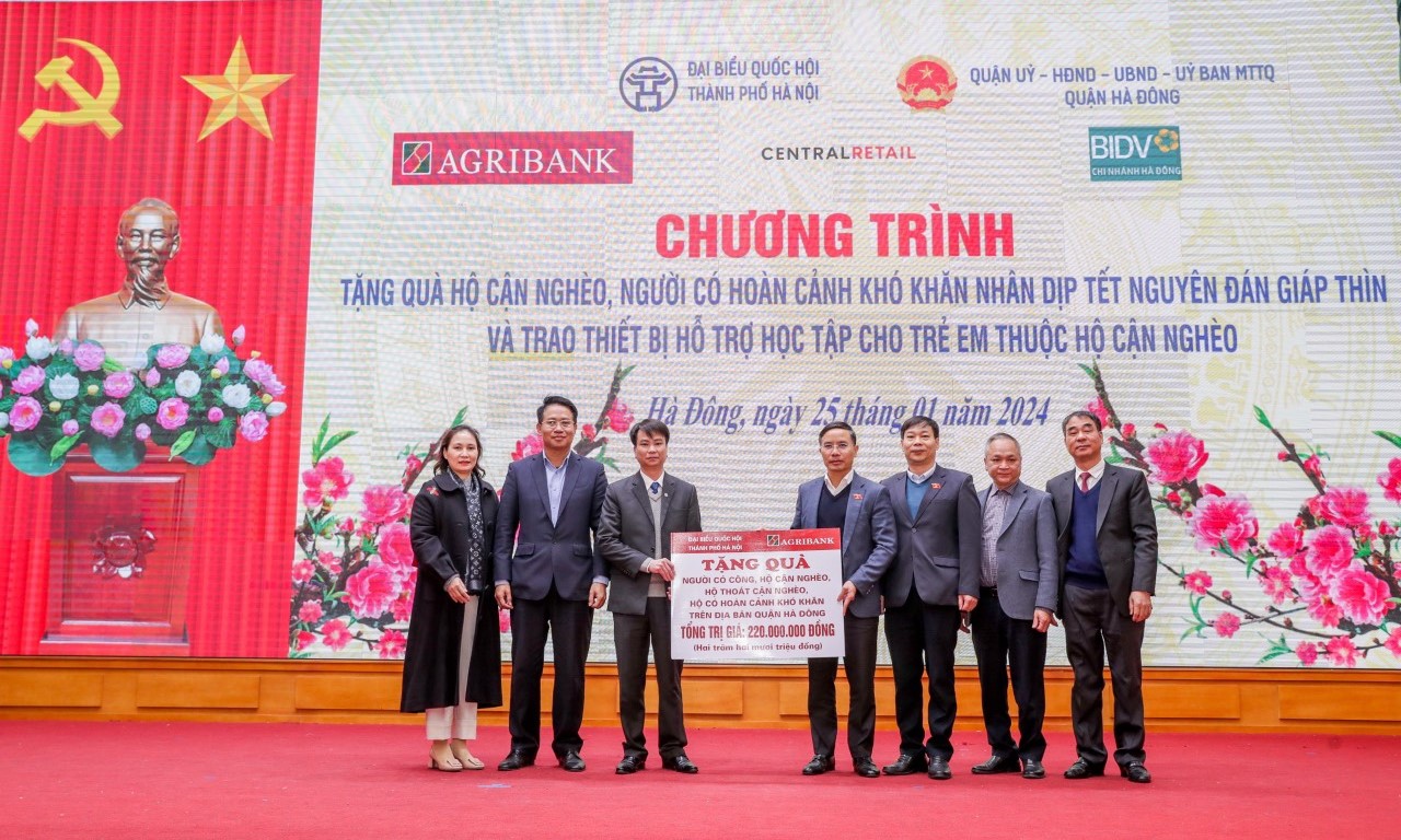 Đồng chí Phạm Đức Ấn - Ủy viên Ban Thường vụ Đảng bộ Khối 6Pg88.con độc quyền mỗi ngày Trung ương, Bí thư Đảng ủy, Chủ tịch Hội đồng thành viên Agribank trao tặng quà của Agribank hỗ trợ hộ cận nghèo, đối tượng chính sách quận Hà Đông (Hà Nội) nhân dịp Tết Nguyên đán Giáp Thìn.