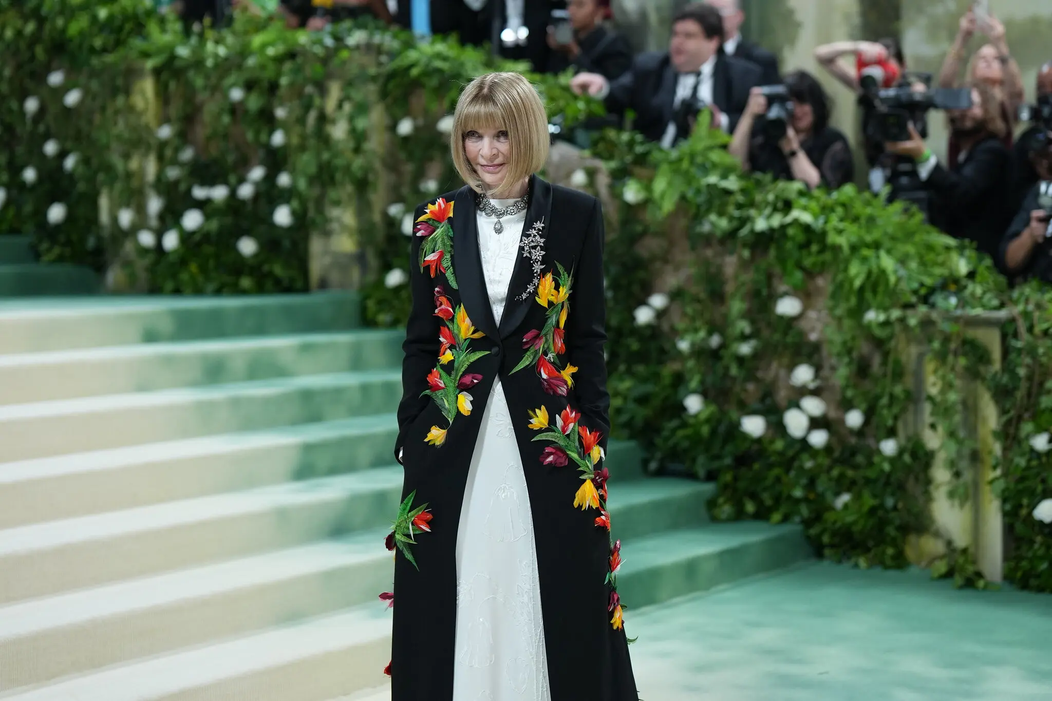 &ldquo;Chủ xị&rdquo; của đ&ecirc;m dạ tiệc, tổng bi&ecirc;n tập tạp ch&iacute; Vogue - Anna Wintour xuất hiện trong bộ c&aacute;nh thuộc bộ sưu tập Thu Đ&ocirc;ng 2024 của h&atilde;ng thời trang Loewe.