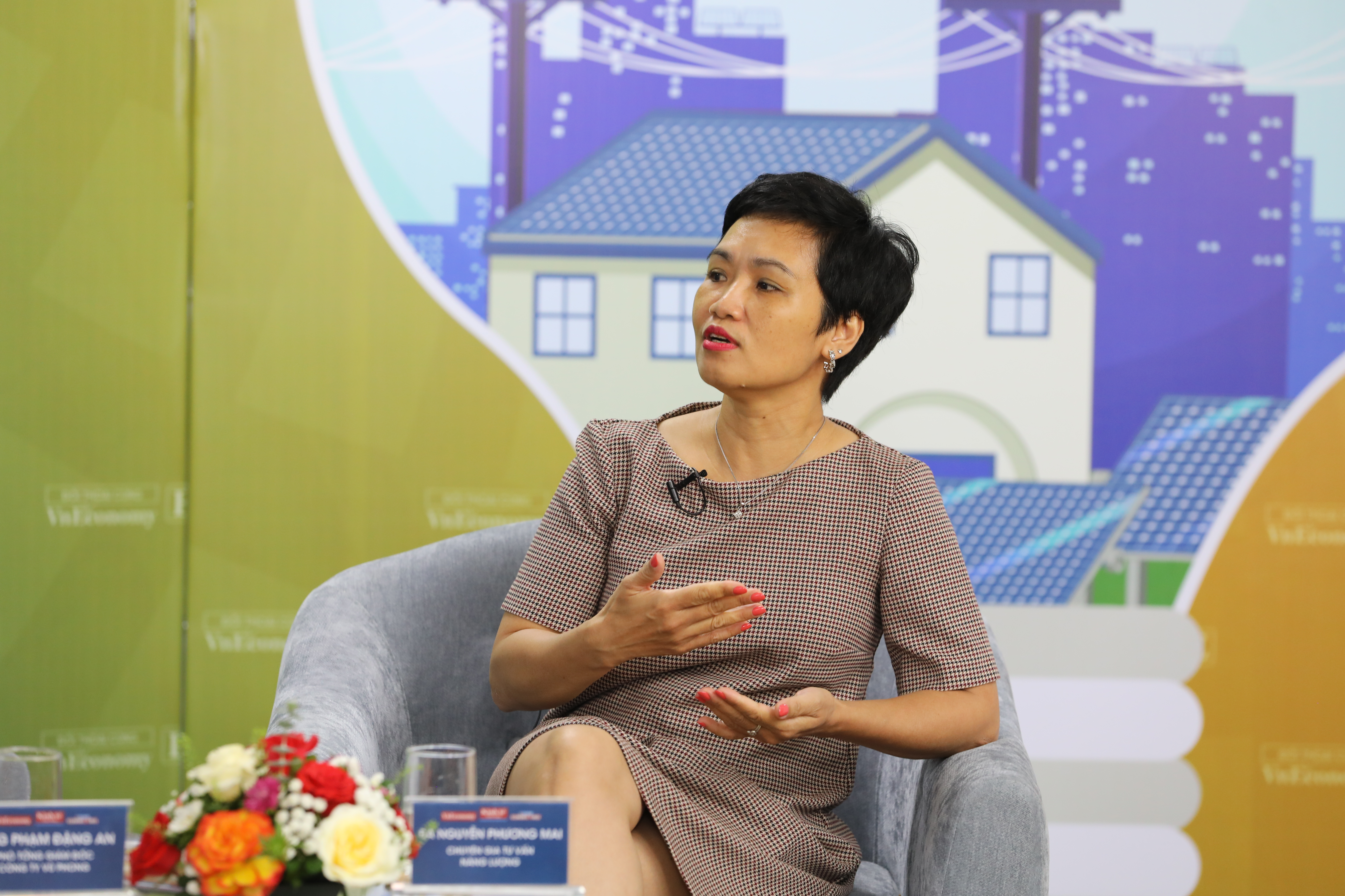 B&agrave; Nguyễn Phương Mai:&nbsp;Sử dụng điện mặt trời &aacute;p m&aacute;i tự sản tự ti&ecirc;u l&agrave; một chủ trương đ&uacute;ng đắn đang được nhiều nước tr&ecirc;n thế giới &aacute;p dụng, với mong muốn sẽ giảm tải việc sử dụng điện từ lưới điện quốc gia, tận dụng hiệu quả tiềm năng mặt trời lớn ở những nước như Việt Nam.