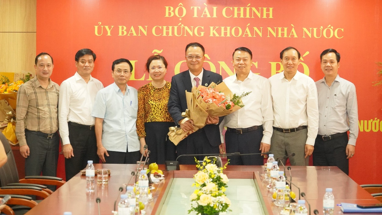 Thứ trưởng Bộ T&agrave;i ch&iacute;nh Nguyễn Đức Chi, Chủ tịch UBCKNN Vũ Thị Ch&acirc;n Phương v&agrave; tập thể Ban l&atilde;nh đạo UBCKNN, l&atilde;nh đạo c&aacute;c đơn vị thuộc Bộ T&agrave;i ch&iacute;nh ch&uacute;c mừng t&acirc;n Ph&oacute; Chủ tịch UBCKNN B&ugrave;i Ho&agrave;ng Hải. Ảnh: TT&QHCC