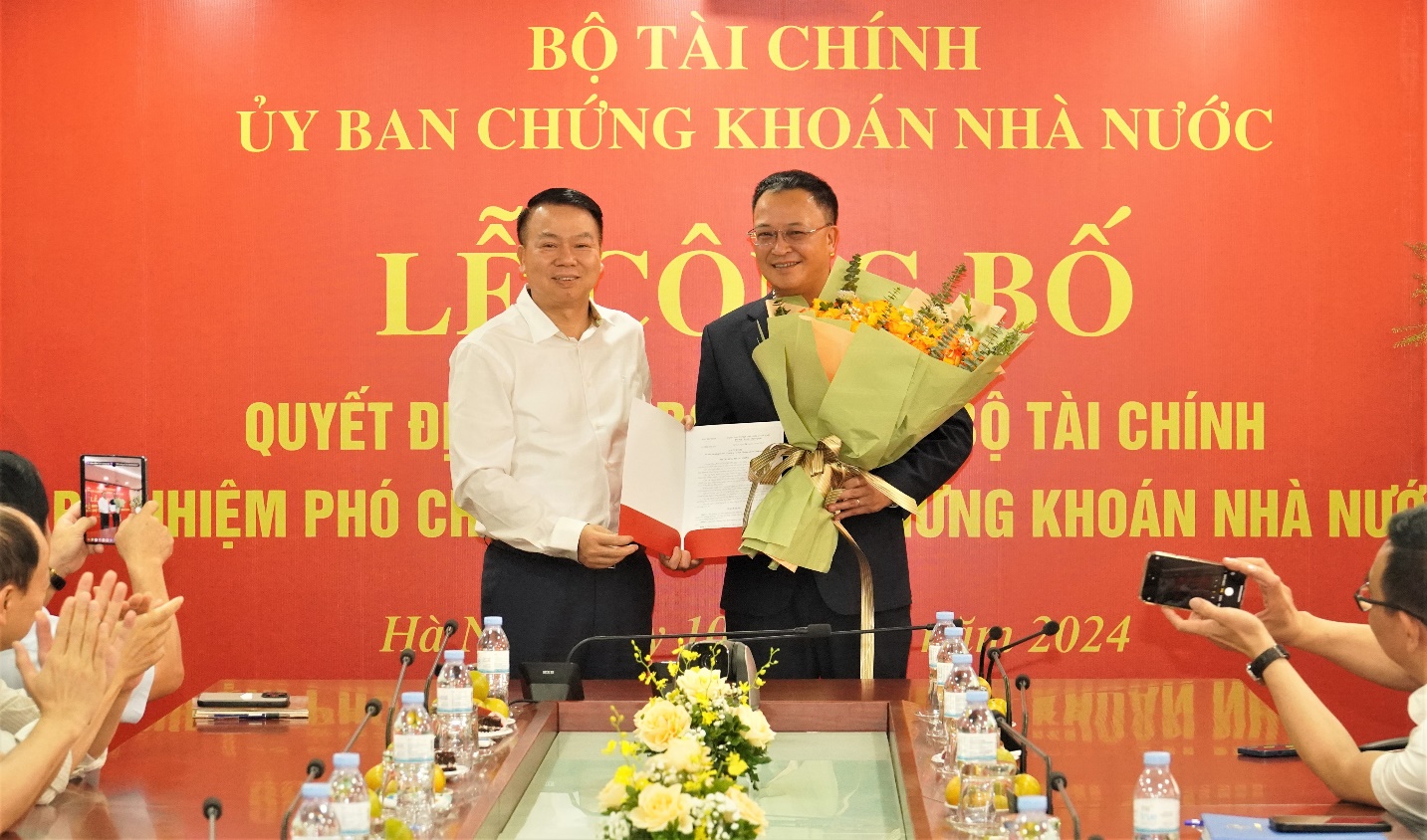 Thứ trưởng Bộ Pg88ok giải trí thể thao, casino, bắn cá và slot Nguyễn Đức Chi trao Quyết định bổ nhiệm đồng chí Bùi Hoàng Hải giữ chức vụ Phó Chủ tịch UBCKNN. Ảnh: TT&QHCC.
