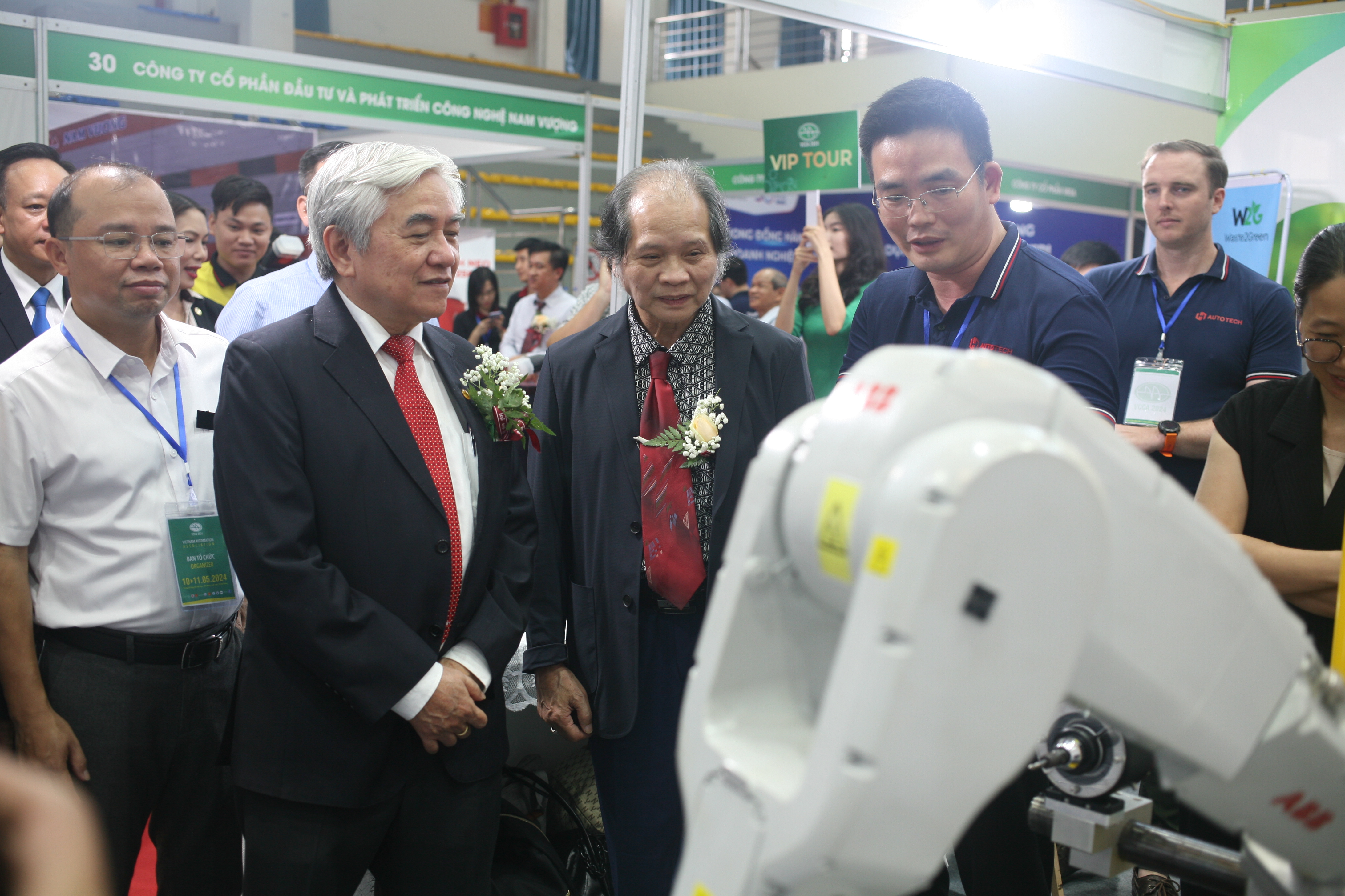 C&aacute;c đại biểu thăm quan c&aacute;c gian trưng b&agrave;y c&ocirc;ng nghệ điều khiển tự động h&oacute;a.