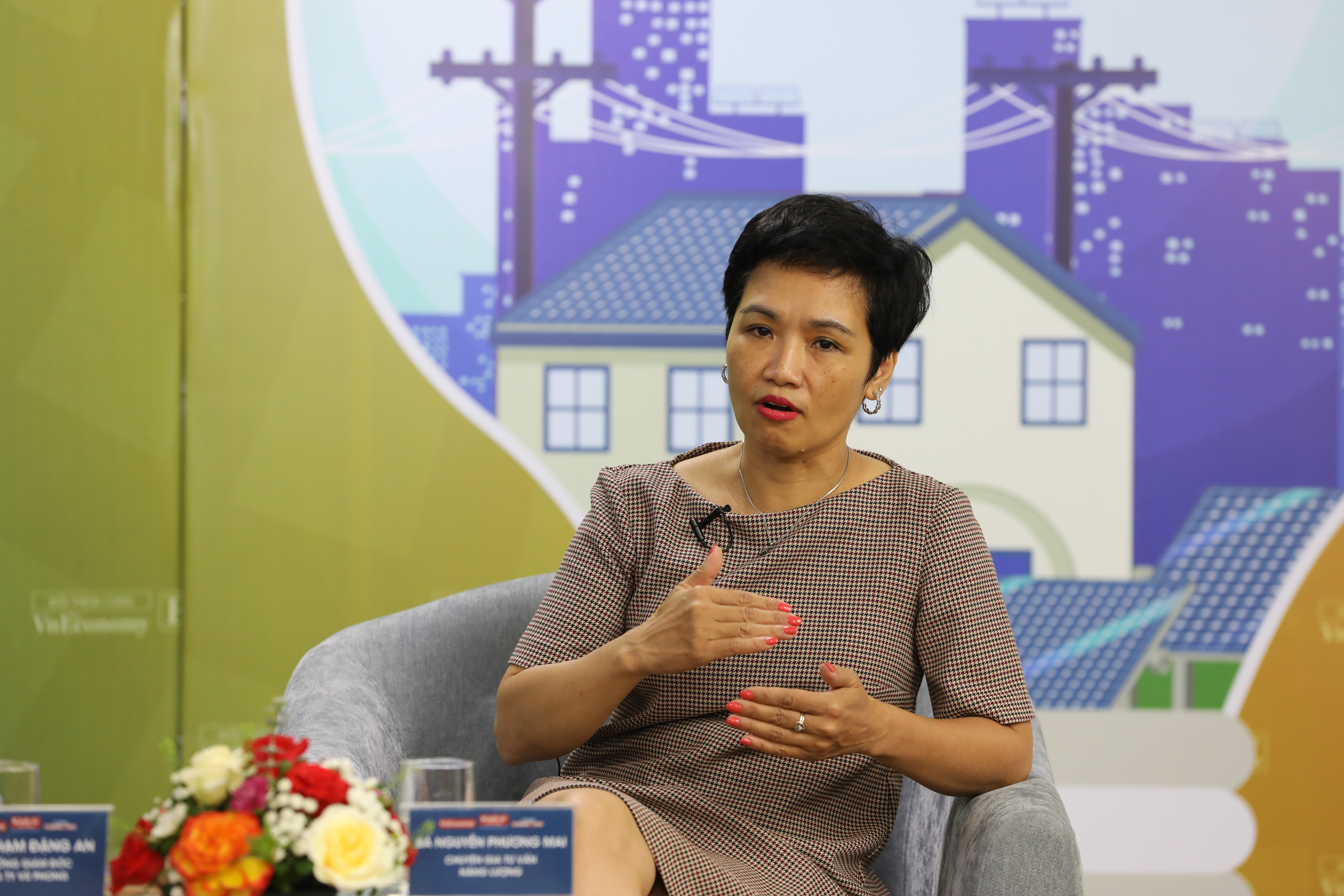 B&agrave; Nguyễn Phương Mai, Chuy&ecirc;n gia tư vấn c&aacute;c dự &aacute;n hỗ trợ ng&agrave;nh năng lượng t&aacute;i tạo ph&aacute;t biểu tại tọa đ&agrave;m. Ảnh: Việt Dũng.