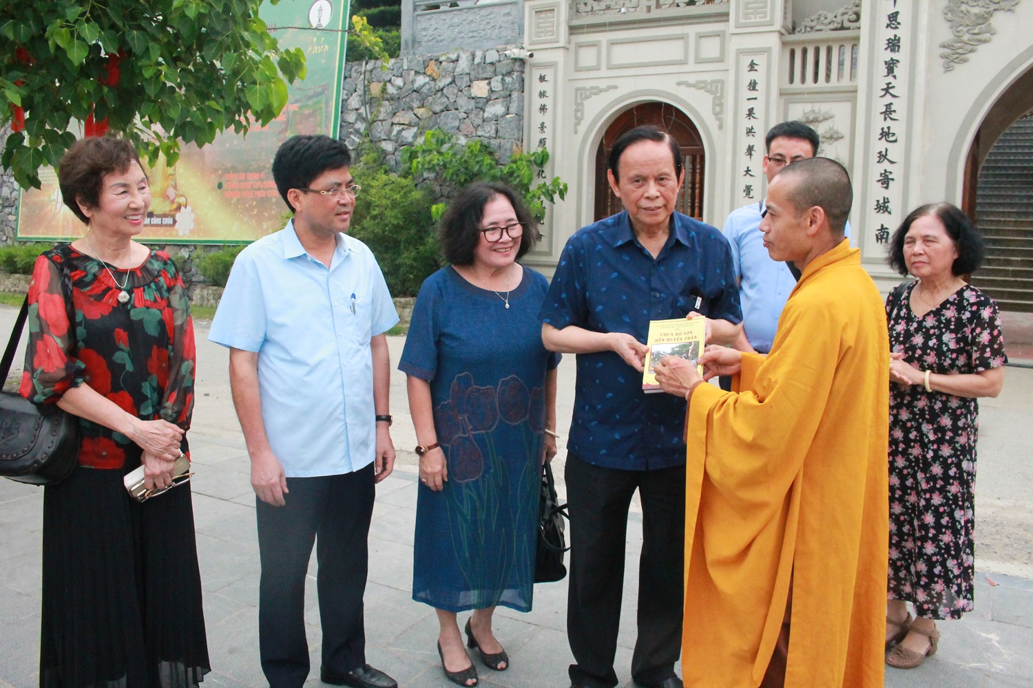 Trụ tr&igrave; ch&ugrave;a Hổ Sơn tặng s&aacute;ch cho PGS.TS Nguyễn Hồng Vinh. Ảnh: Chu Kh&ocirc;i.