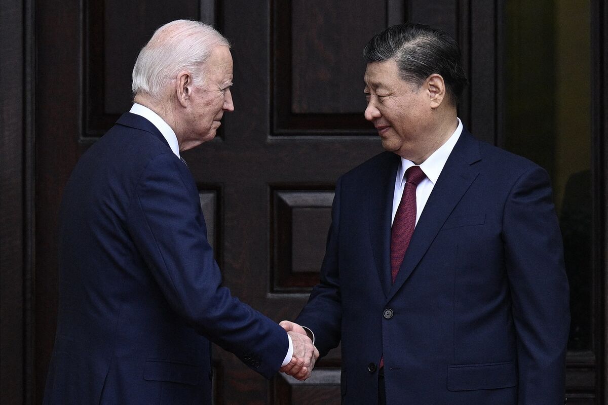 Ông Biden tăng mạnh thuế quan lên 18 tỷ USD hàng hoá Trung Quốc, thuế ô tô điện tăng 4 lần