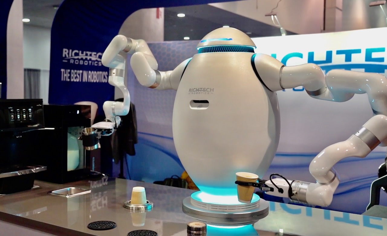 Robot Adam tr&igrave;nh diễn pha c&agrave; ph&ecirc; tại&nbsp;Triển l&atilde;m Điện tử ti&ecirc;u d&ugrave;ng&nbsp;CES 2024.