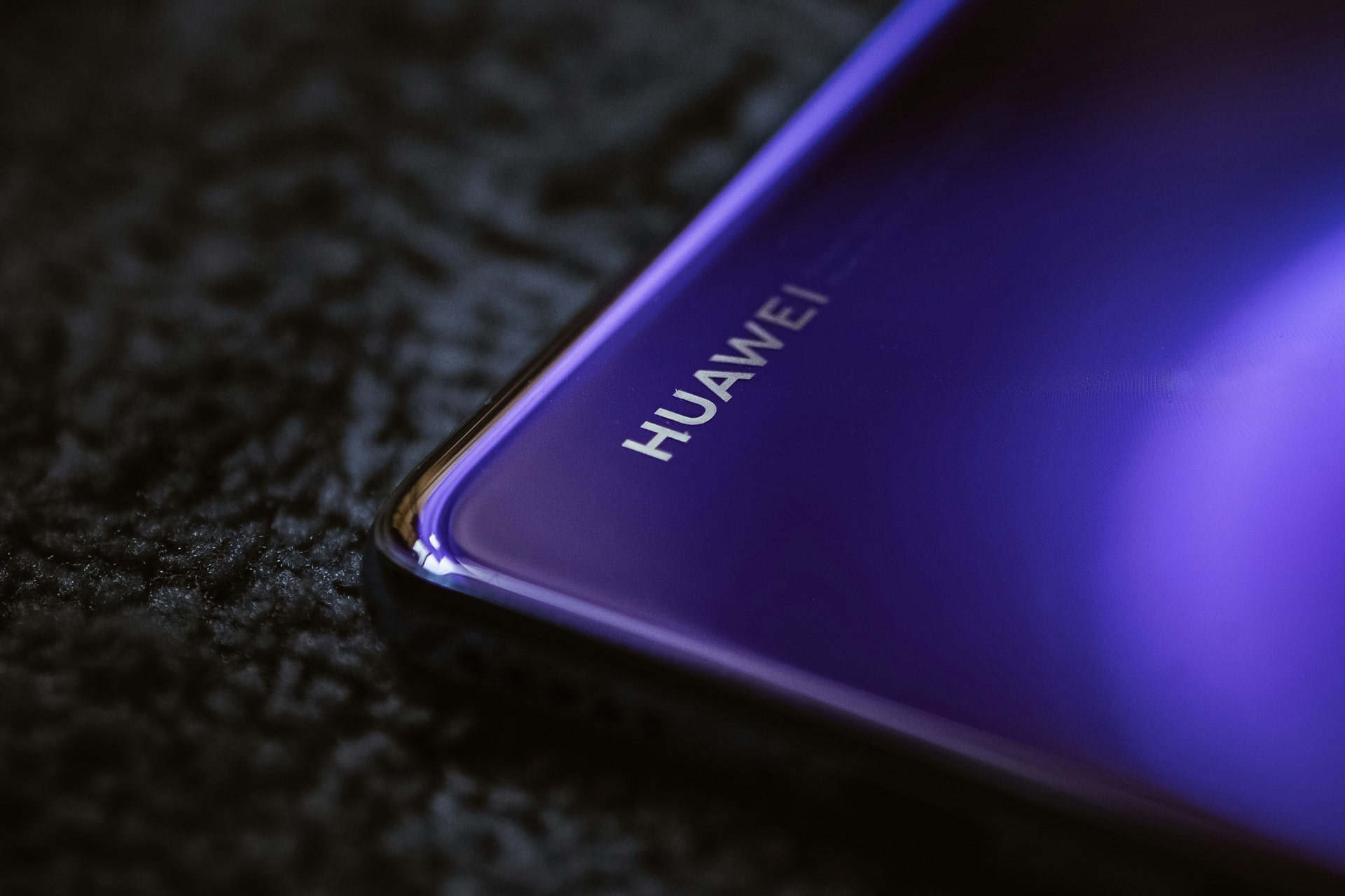 Huawei phải tự phát triển hệ điều hành của riêng mình, HarmonyOS, bởi công ty không thể sử dụng dịch vụ Android và Google Mobile của Google.