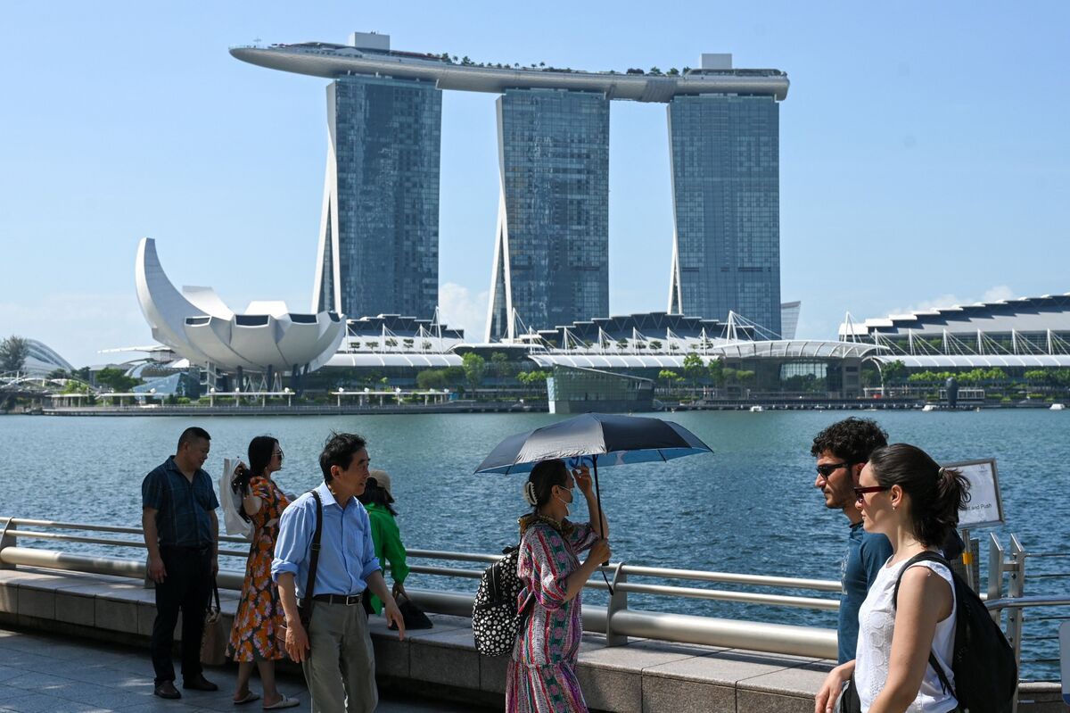 Tại Singapore,&nbsp;kh&aacute;ch du lịch ng&agrave;y c&agrave;ng c&oacute; xu hướng t&igrave;m kiếm kh&ocirc;ng gian ăn uống c&oacute; m&aacute;y lạnh để tr&aacute;nh c&aacute;i n&oacute;ng gay gắt.&nbsp;