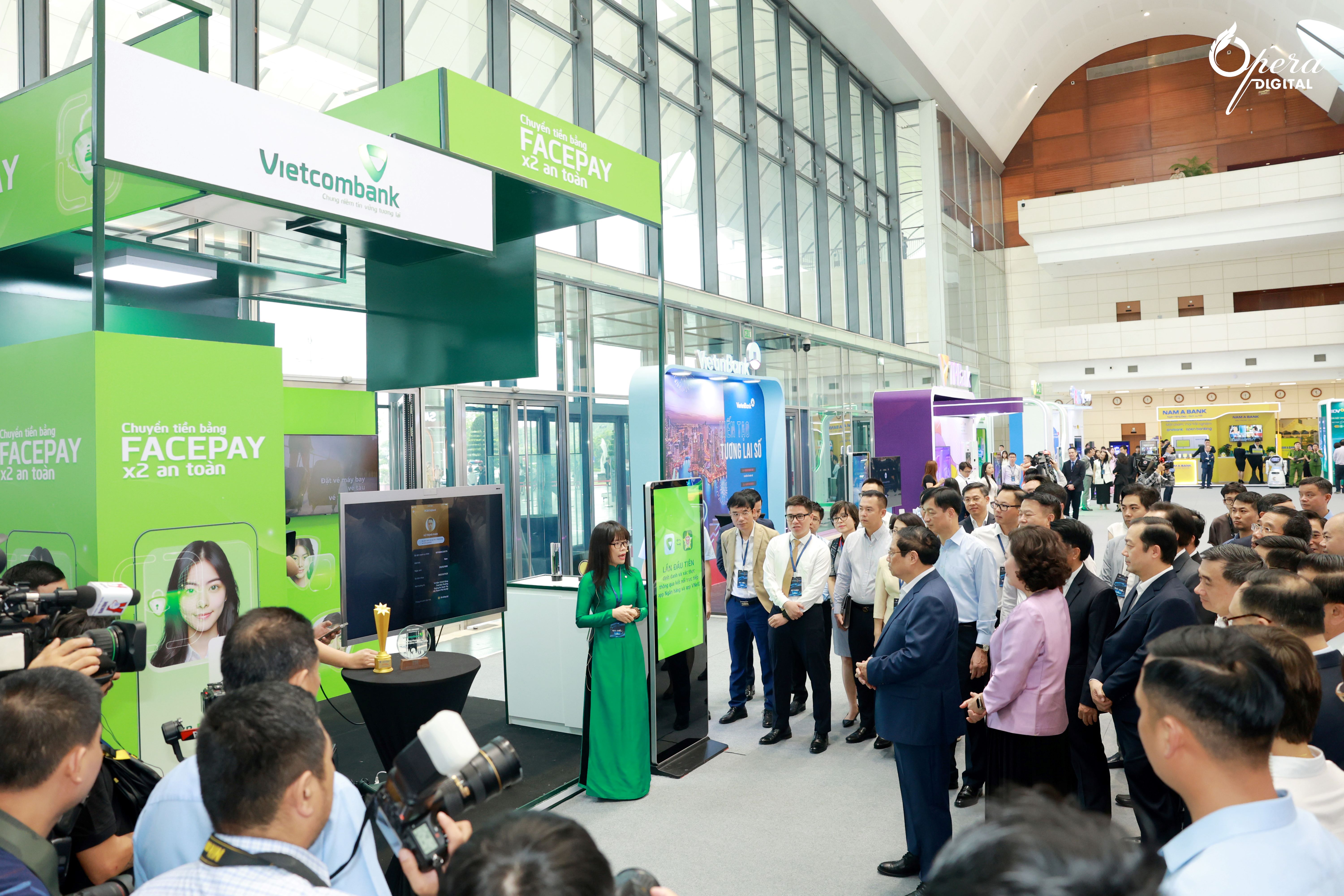 Bà Đoàn Hồng Nhung - Giám đốc Khối Bán lẻ Vietcombank giới thiệu về sản phẩm dịch vụ của Vietcombank với đoàn đại biểu do Thủ tướng Phạm Minh Chính (hàng đầu, thứ 2 từ phải sang) dẫn đầu tham quan trải nghiệm tại các gian hàng của sự kiện Chuyển đổi số ngành Pg88 com chính chủ năm 2024.