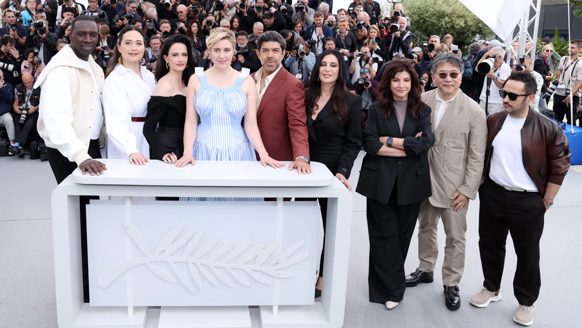 Trong ng&agrave;y khai mạc, BGK của Cannes lần thứ 77 cũng đ&atilde; c&oacute; cuộc gặp gỡ v&agrave; trả lời c&aacute;c c&acirc;u hỏi của truyền th&ocirc;ng.&nbsp;