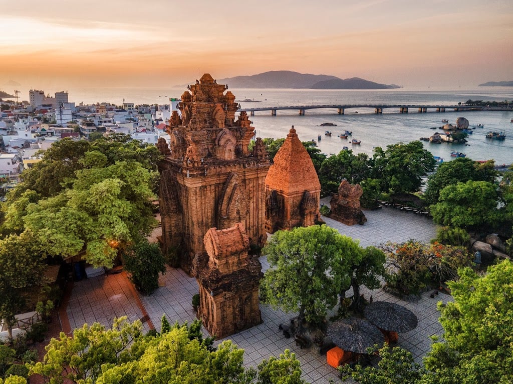 Hệ thống c&aacute;c danh thắng gắn b&oacute; chặt chẽ với đời sống văn h&oacute;a bản địa l&agrave;&nbsp;sức h&uacute;t để du kh&aacute;ch đến với Nha Trang.