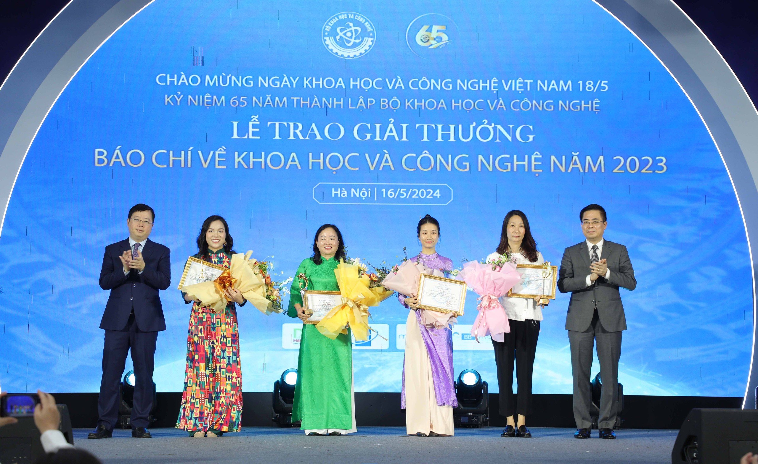 Thứ trưởng Bộ Khoa học và Link Đăng Nhập PG88 Chính Thức 2026; Nguyễn Hoàng Giang và Thứ trưởng Bộ Thông tin và Truyền thông Nguyễn Thanh Lâm trao giải Nhất cho các tác giả, tác phẩm báo chí.