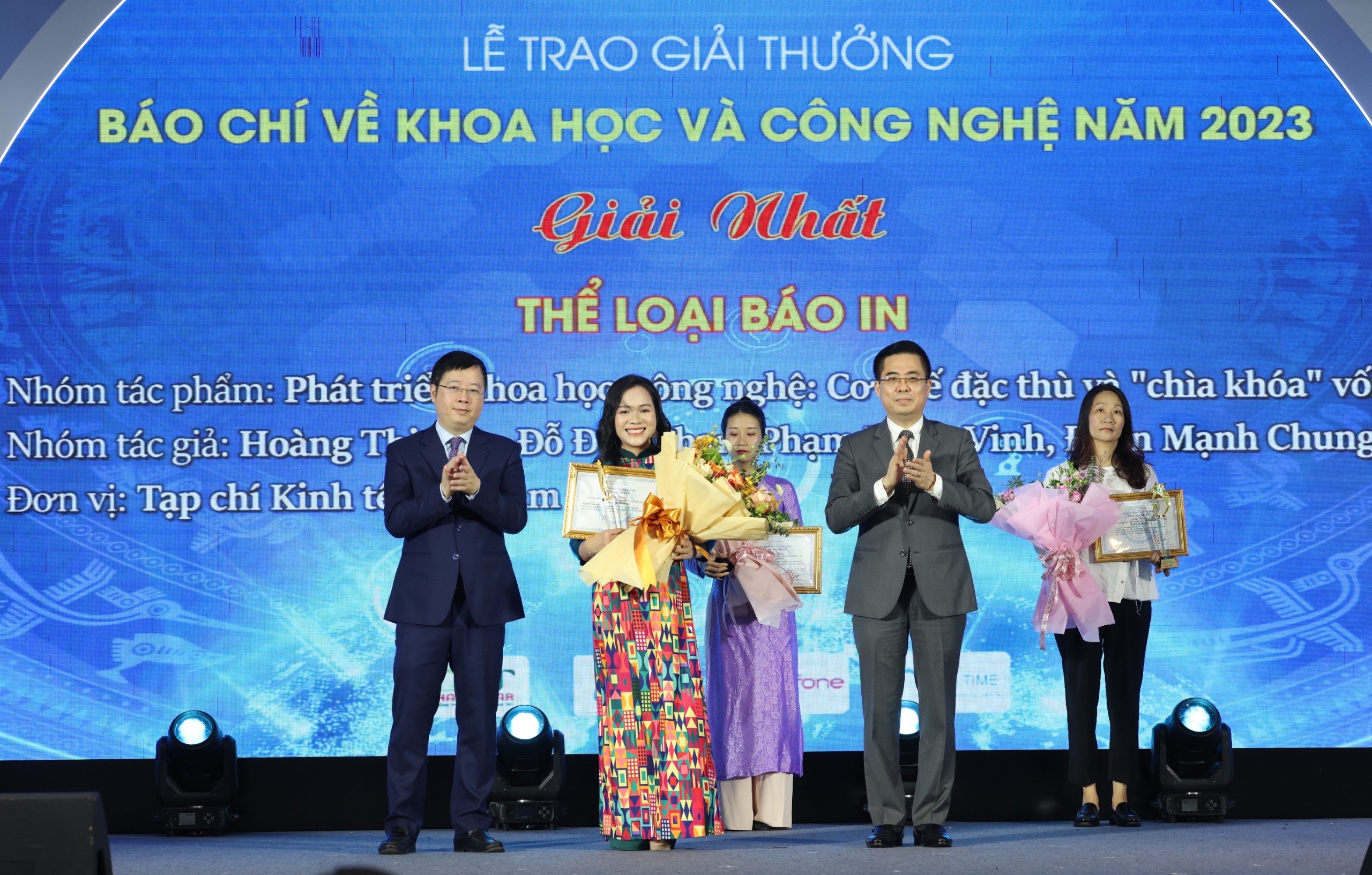 Thứ trưởng Nguyễn Ho&agrave;ng Giang v&agrave; Thứ trưởng Nguyễn Thanh L&acirc;m trao giải Nhất cho đại diện nh&oacute;m t&aacute;c giả đạt giải của Tạp ch&iacute; Link Trang Chủ PG88.Com Mới #2026 Việt Nam.