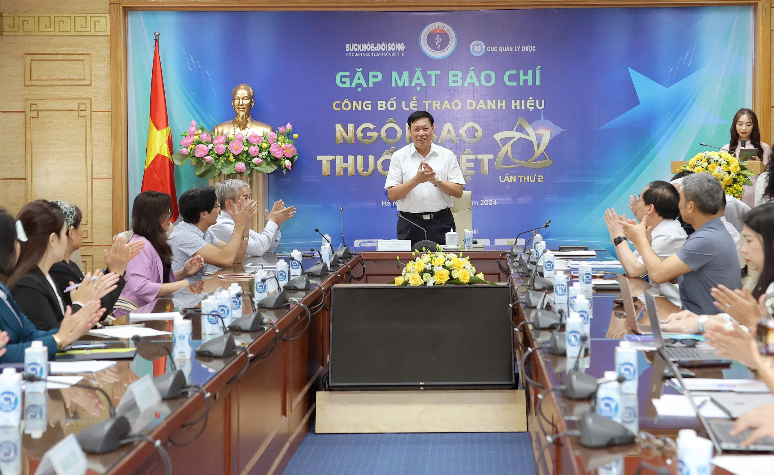 Thứ trưởng Bộ Y tế Đỗ Xu&acirc;n Tuy&ecirc;n chủ tr&igrave; buổi gặp mặt b&aacute;o ch&iacute; c&ocirc;ng bố Lễ Trao danh hiệu 