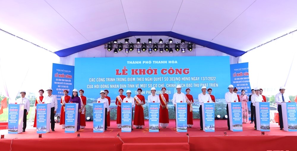 L&atilde;nh đạo tỉnh Thanh H&oacute;a&nbsp;c&ugrave;ng c&aacute;c nh&agrave; thầu thực hiện nghi lễ khởi c&ocirc;ng c&aacute;c c&ocirc;ng tr&igrave;nh