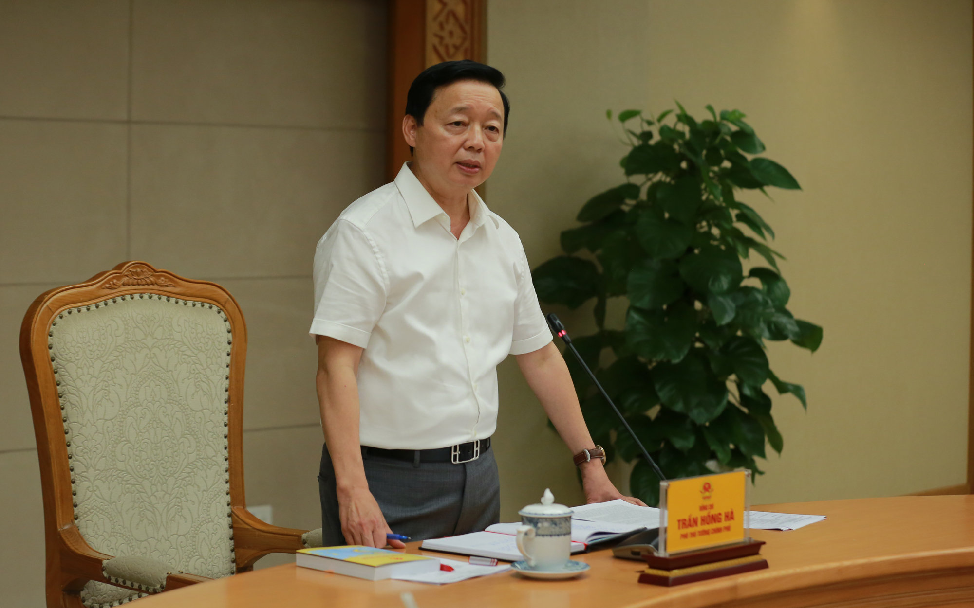 Ph&oacute; Thủ tướng Trần Hồng H&agrave;: Dự thảo c&aacute;c nghị định hướng dẫn Luật Đất đai phải b&aacute;m s&aacute;t, thể chế h&oacute;a đầy đủ những nội dung trong luật giao cho Ch&iacute;nh phủ hướng dẫn chi tiết, kh&ocirc;ng bỏ s&oacute;t; kết nối, đồng bộ với c&aacute;c luật kh&aacute;c, kh&ocirc;ng m&acirc;u thuẫn, chồng ch&eacute;o, vượt cấp; mang hơi thở, tiếng n&oacute;i của thực tiễn cuộc sống.