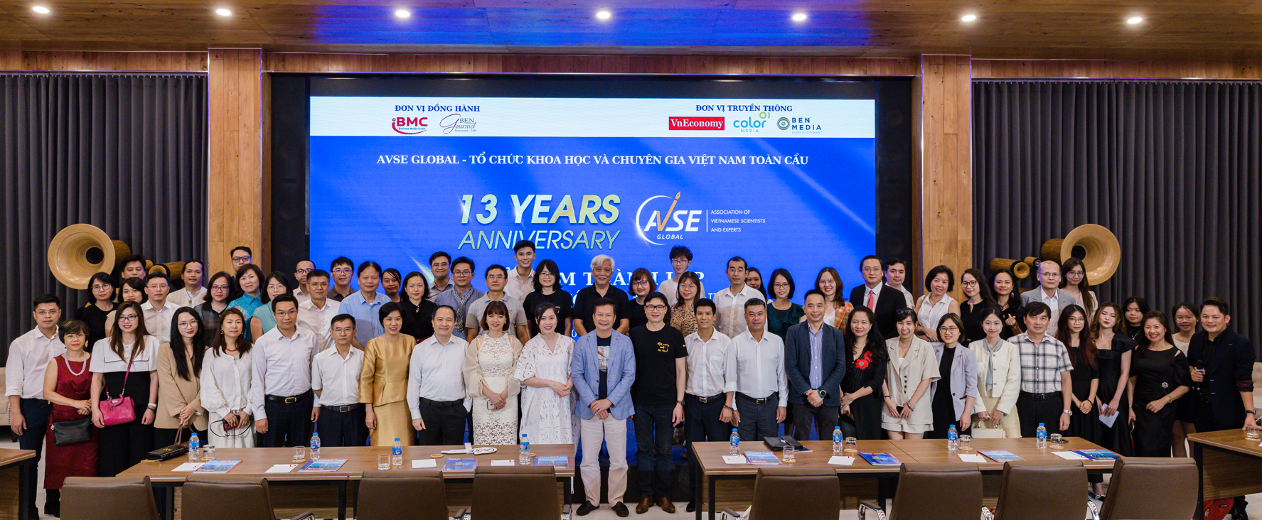 C&aacute;c th&agrave;nh vi&ecirc;n AVSE Global chụp ảnh với đại diện cơ quan trong nước, c&aacute;c bộ ban ng&agrave;nh, c&aacute;c PG88 Link Dễ Nhớ Pg88.com, chuy&ecirc;n gia tại Lễ kỷ niệm 13 năm ng&agrave;y th&agrave;nh lập.