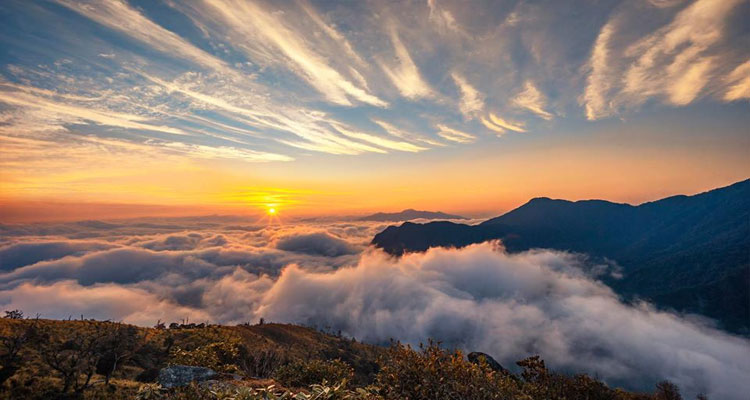 Khung cảnh n&uacute;i rừng h&ugrave;ng vĩ, m&ugrave;a đ&ocirc;ng Việt Nam nổi bật nhất l&agrave; khung cảnh m&acirc;y vờn ở n&uacute;i rừng T&acirc;y Bắc.