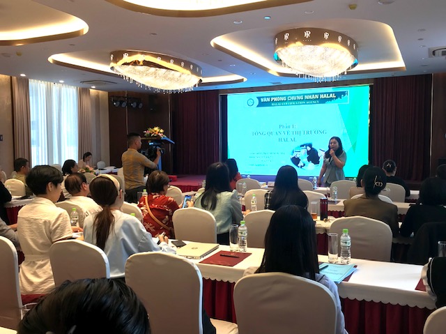 B&agrave; Nguyễn Thị Ngọc Hằng, Gi&aacute;m đốc Marketing, Văn ph&ograve;ng chứng nhận Halal Việt Nam tr&igrave;nh b&agrave;y c&aacute;c nội dung li&ecirc;n quan đến thị trường Halal; tiềm năng thị trường Hồi gi&aacute;o. Ảnh: Ng&ocirc; Anh Văn.