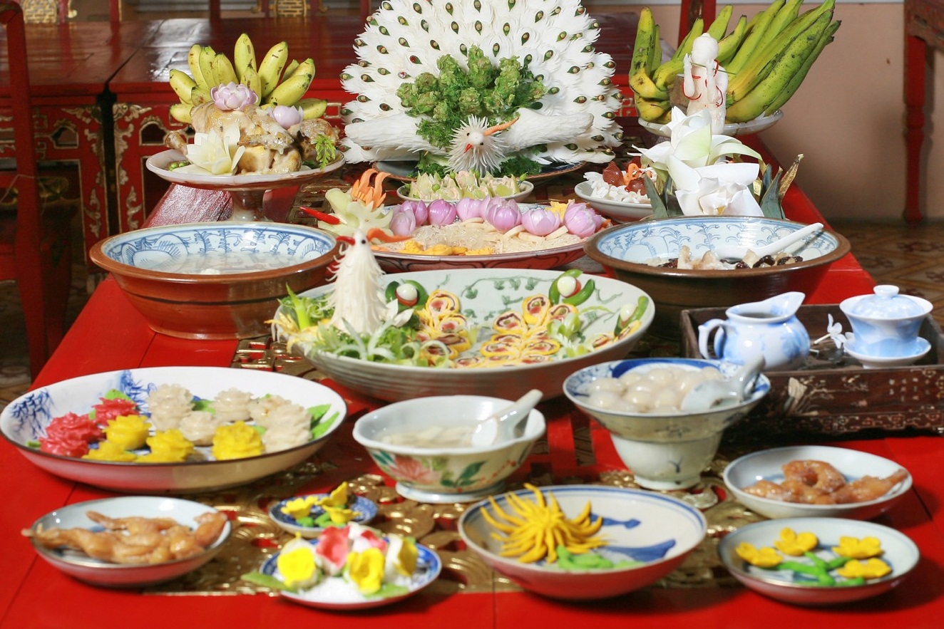 Hệ ẩm thực cung đ&igrave;nh Huế ch&uacute; trọng việc c&aacute;c m&oacute;n ăn phải được phối hợp c&ugrave;ng nhau để tạo n&ecirc;n một &ldquo;phương thang&rdquo;.