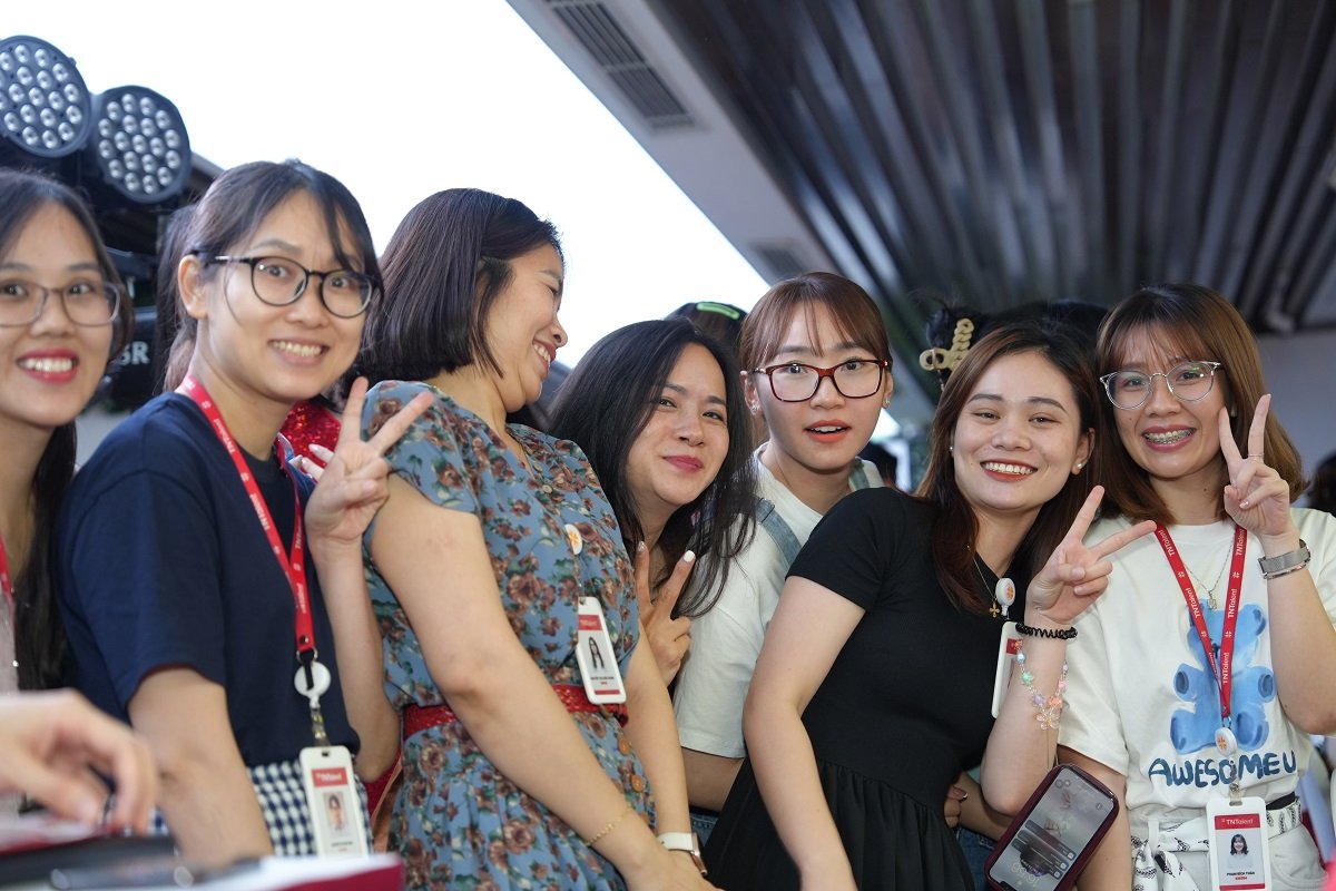  Chill Office - Không gian Pg88hi Thể Thao, Bóng Đá, Casino, Nổ Hũ, Xổ Số mở làm giàu thêm trải nghiệm nhân viên ở ROX Group.