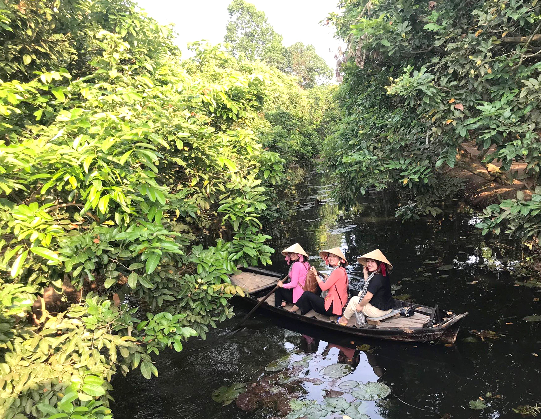 Kể từ th&aacute;ng 5, m&ugrave;a tr&aacute;i c&acirc;y ở Cần Thơ cũng bắt đầu v&agrave;o vụ, c&aacute;c vườn tr&aacute;i c&acirc;y trở th&agrave;nh những điểm đến được du kh&aacute;ch ưa th&iacute;ch.