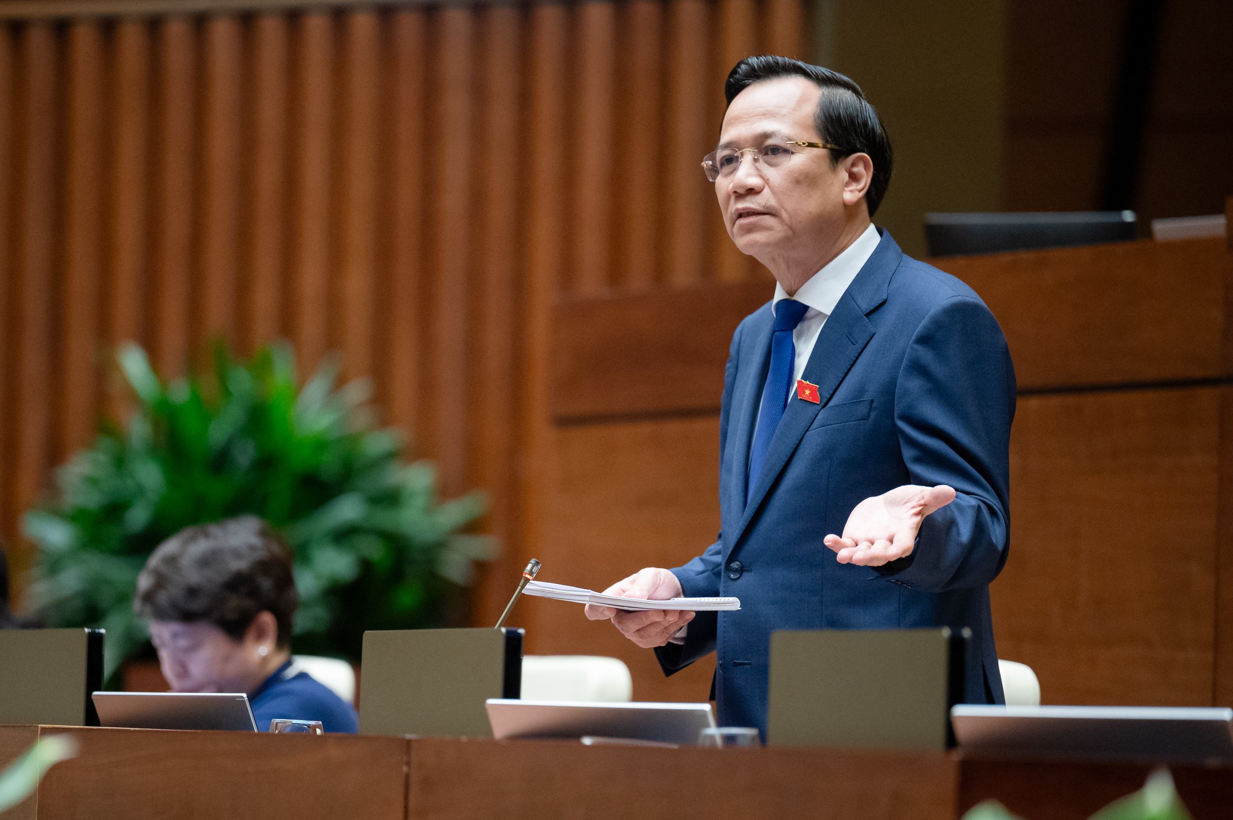 Bộ trưởng Bộ Lao động - Thương binh và Xã hội Đào Ngọc Dung giải trình các nội dung được đại biểu PG88 ⭐ Link trang chủ số 1 nhà cái PG88 com casino slot quan tâm. Ảnh: Quochoi.vn.