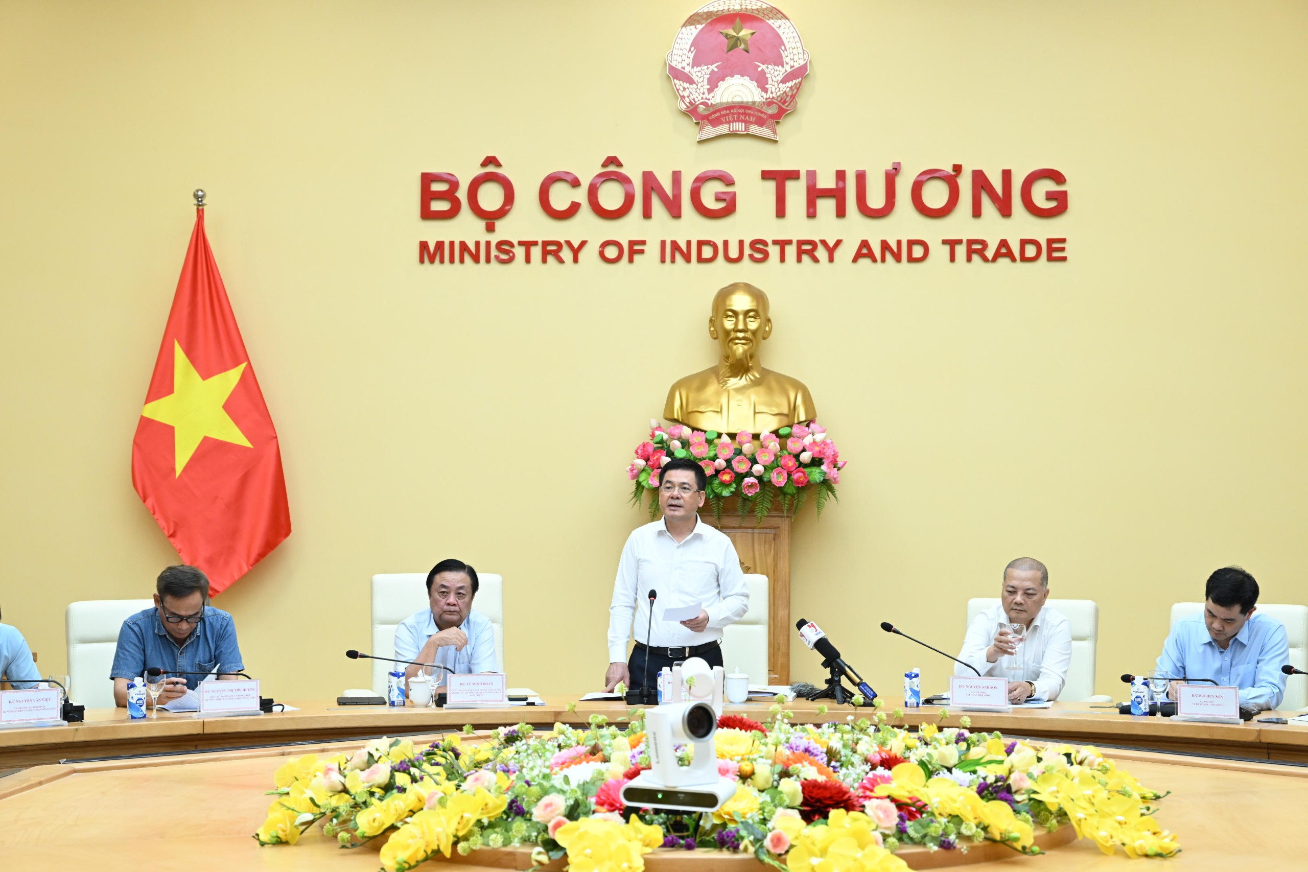Bộ trưởng Bộ C&ocirc;ng Thương Nguyễn Hồng Di&ecirc;n v&agrave; Bộ trưởng Bộ N&ocirc;ng nghiệp v&agrave; ph&aacute;t triển n&ocirc;ng th&ocirc;n L&ecirc; Minh Hoan đồng chủ tr&igrave; cuộc họp.