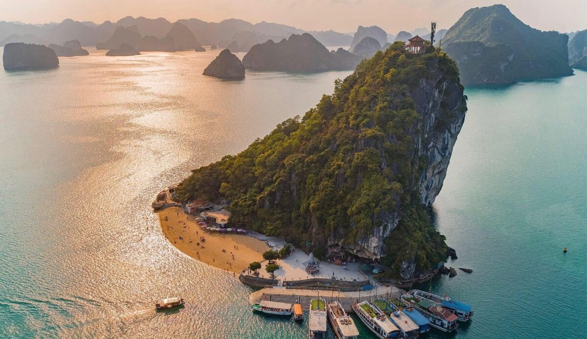 V&agrave;o những ng&agrave;y cao điểm, tại điểm ngủ đ&ecirc;m tr&ecirc;n vịnh Hạ Long c&oacute; khoảng 200 du thuyền c&ugrave;ng hoạt động.