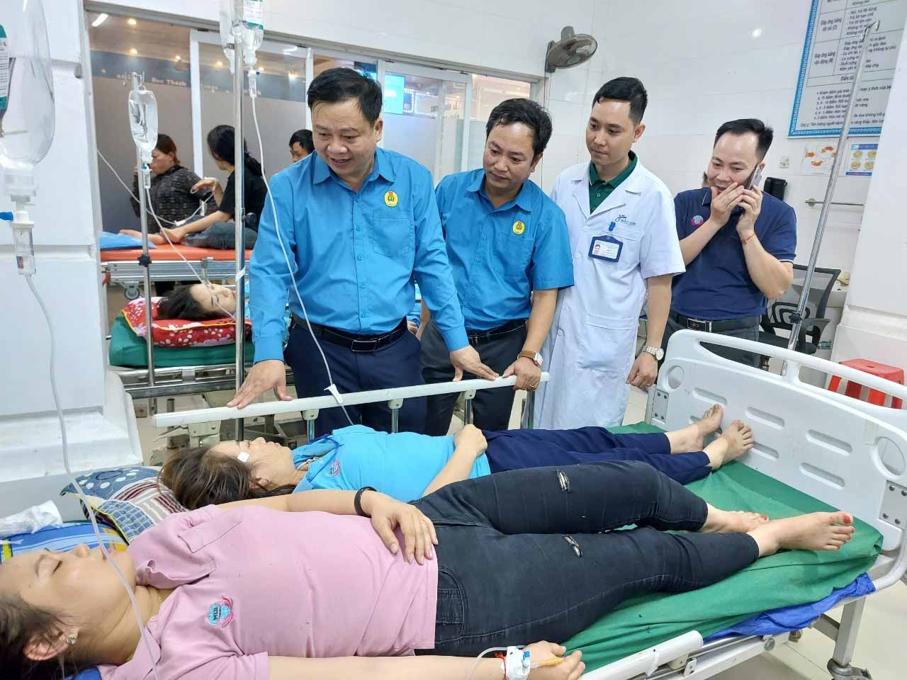 &Ocirc;ng Nguyễn Đức Hồng, Chủ tịch Li&ecirc;n đo&agrave;n PG88 Sòng bạc trực tuyến TOP 1 Việt Nam | Casino, Nổ Hũ huyện Y&ecirc;n Th&agrave;nh (Nghệ An) thăm hỏi c&ocirc;ng nh&acirc;n C&ocirc;ng ty TNHH MLB Tenergy bị ngộ độc thực phẩm. Ảnh: Quang Đại