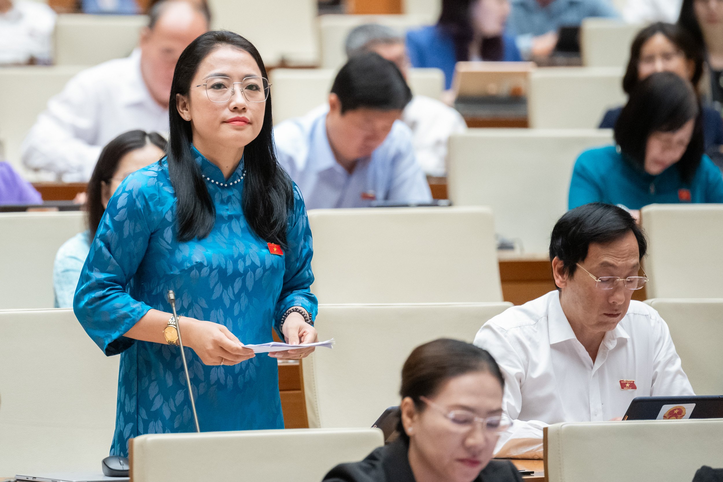 Đại biểu Trần Kh&aacute;nh Thu, đo&agrave;n Th&aacute;i B&igrave;nh, ph&aacute;t biểu tại hội trường. Ảnh: Quochoi.vn.