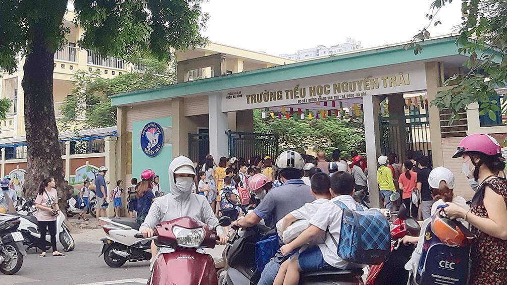 Việc đưa đón con đi học xa nhà trở thành nỗi bận tâm của nhiều gia đình.