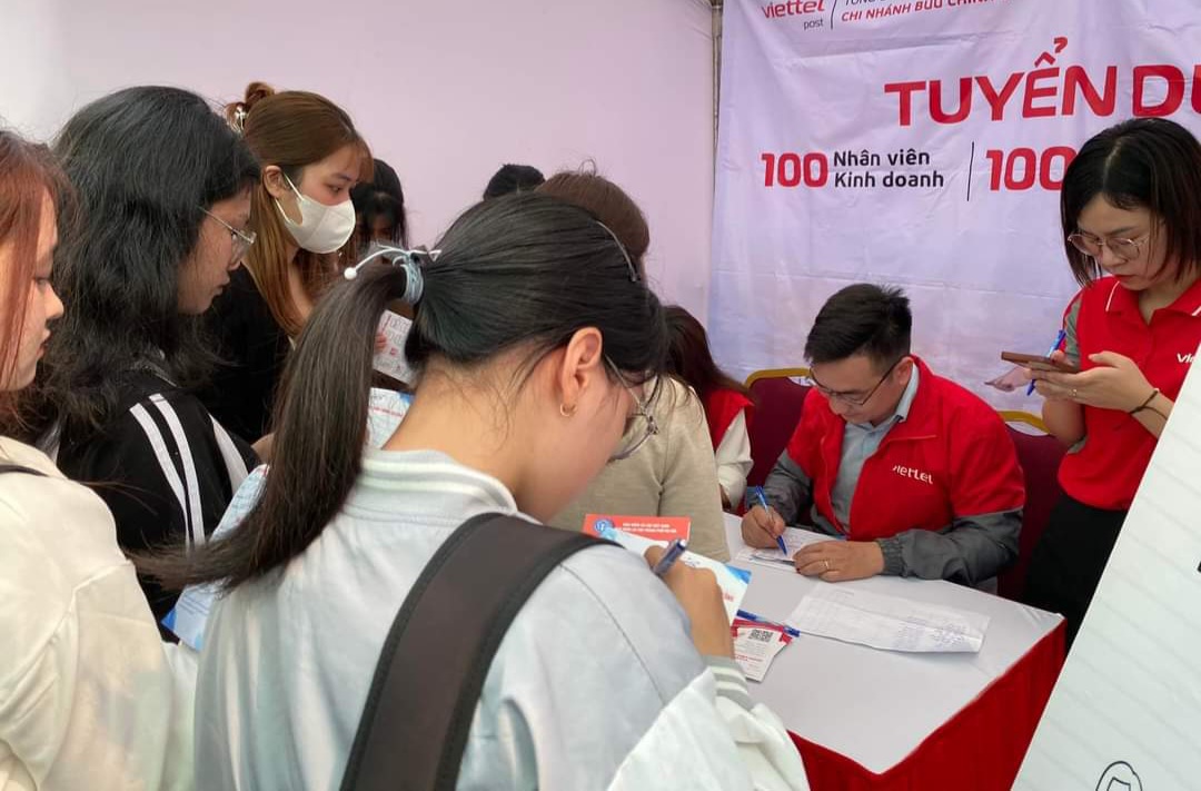 Sinh vi&ecirc;n t&igrave;m kiếm việc l&agrave;m th&ecirc;m. Ảnh: N.Dương.