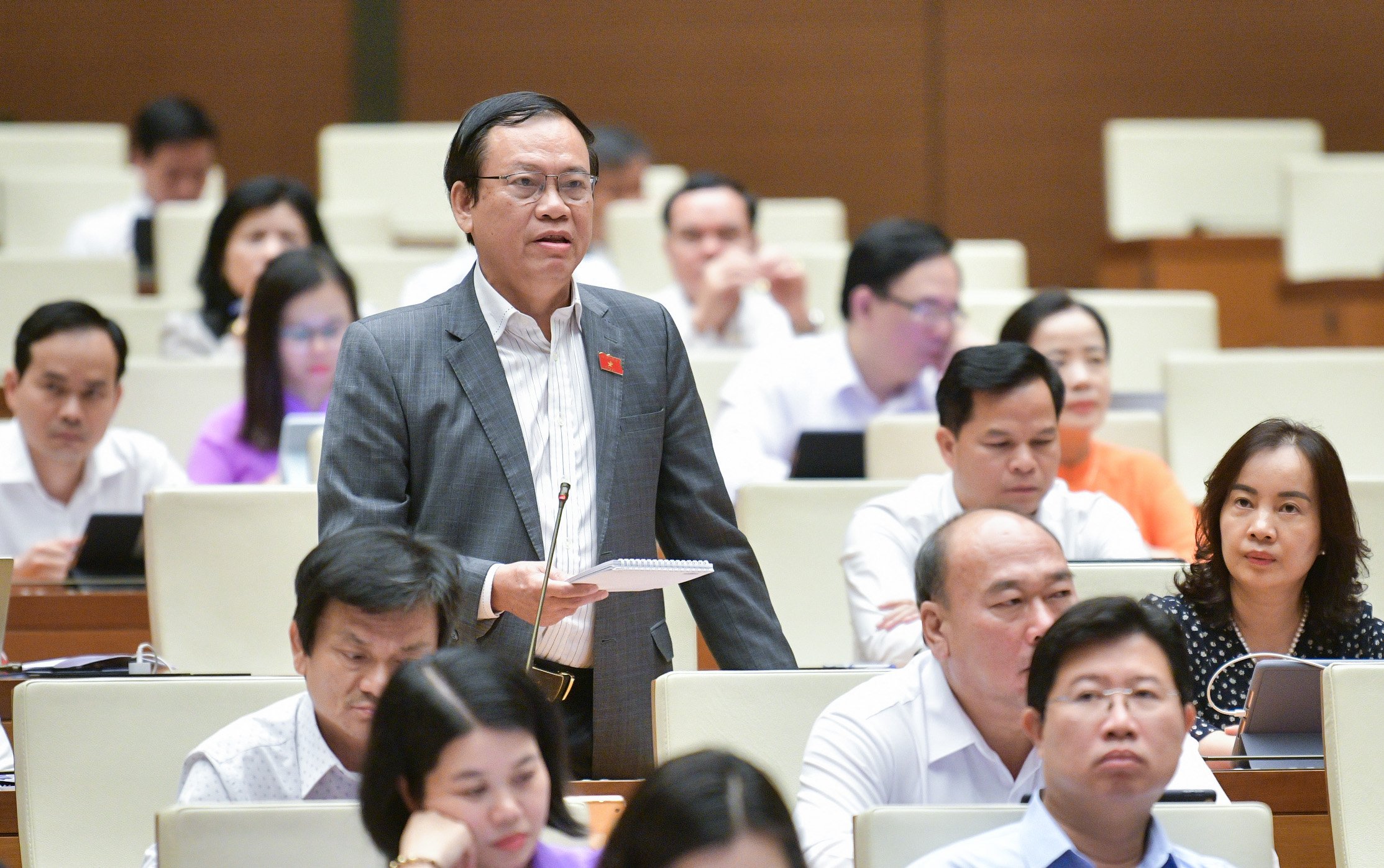 Đại biểu&nbsp;Vũ Trọng Kim, đo&agrave;n Nam Định, cho rằng c&ocirc;ng t&aacute;c thẩm định gi&aacute; đất gặp kh&oacute; n&ecirc;n kh&ocirc;ng thể đưa v&agrave;o sử dụng.