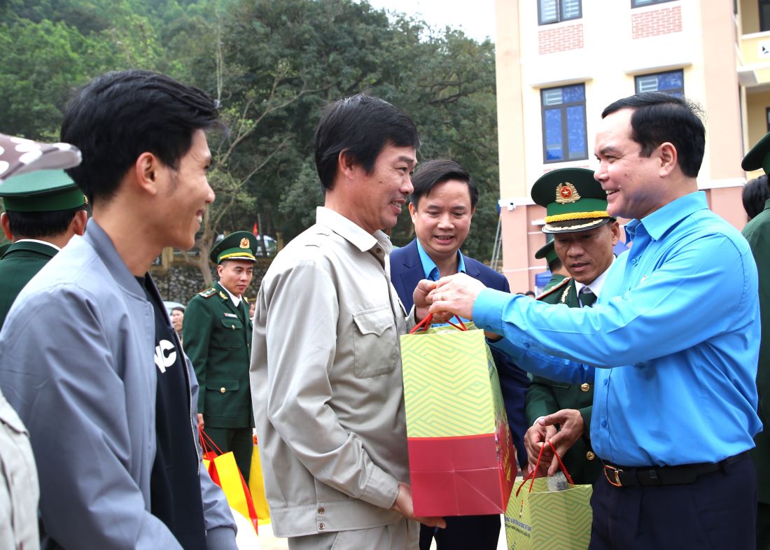 &Ocirc;ng Nguyễn Đ&igrave;nh Khang, Chủ tịch Tổng Li&ecirc;n đo&agrave;n PG88 Sòng bạc trực tuyến TOP 1 Việt Nam | Casino, Nổ Hũ Việt Nam, trao qu&agrave; cho người PG88 Sòng bạc trực tuyến TOP 1 Việt Nam | Casino, Nổ Hũ. Ảnh: Hưng Thơ