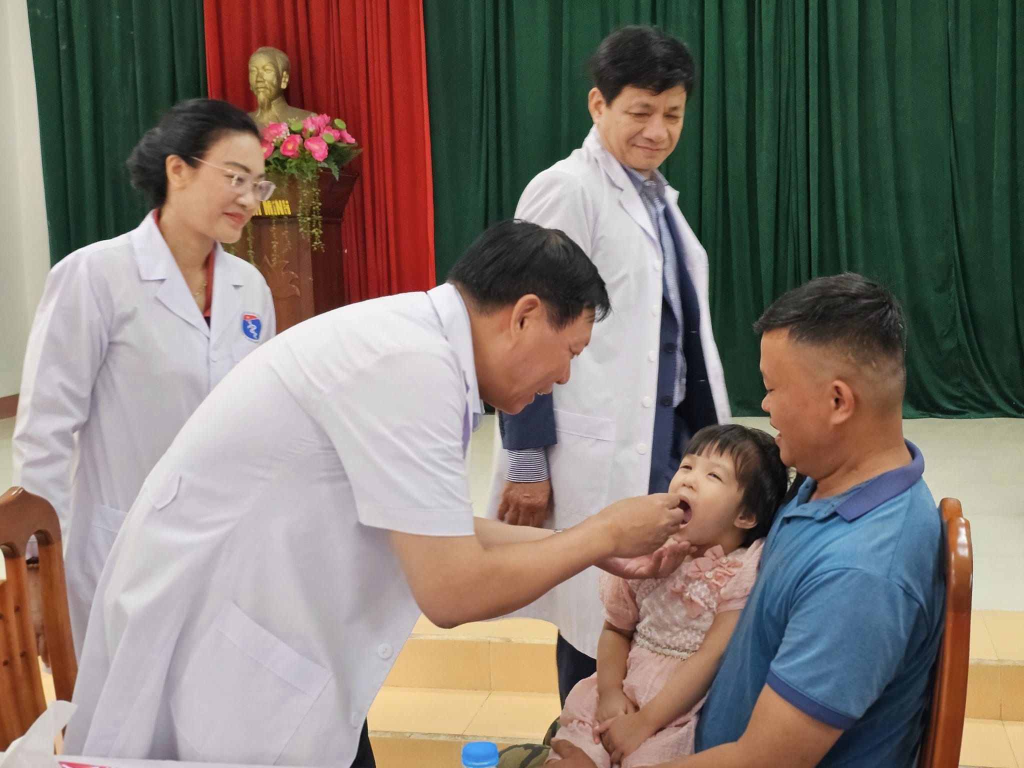 Thứ trưởng Bộ Y tế Đỗ Xu&acirc;n Tuy&ecirc;n đến thăm v&agrave; kiểm tra&nbsp;chức việc tổ chức Chiến dịch bổ sung vitamin A cho trẻ em của huyện Cao Phong, tỉnh H&ograve;a B&igrave;nh ng&agrave;y 1/6.&nbsp;