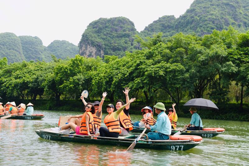 Du kh&aacute;ch đến với khu du lịch Tr&agrave;ng An, tỉnh Ninh B&igrave;nh