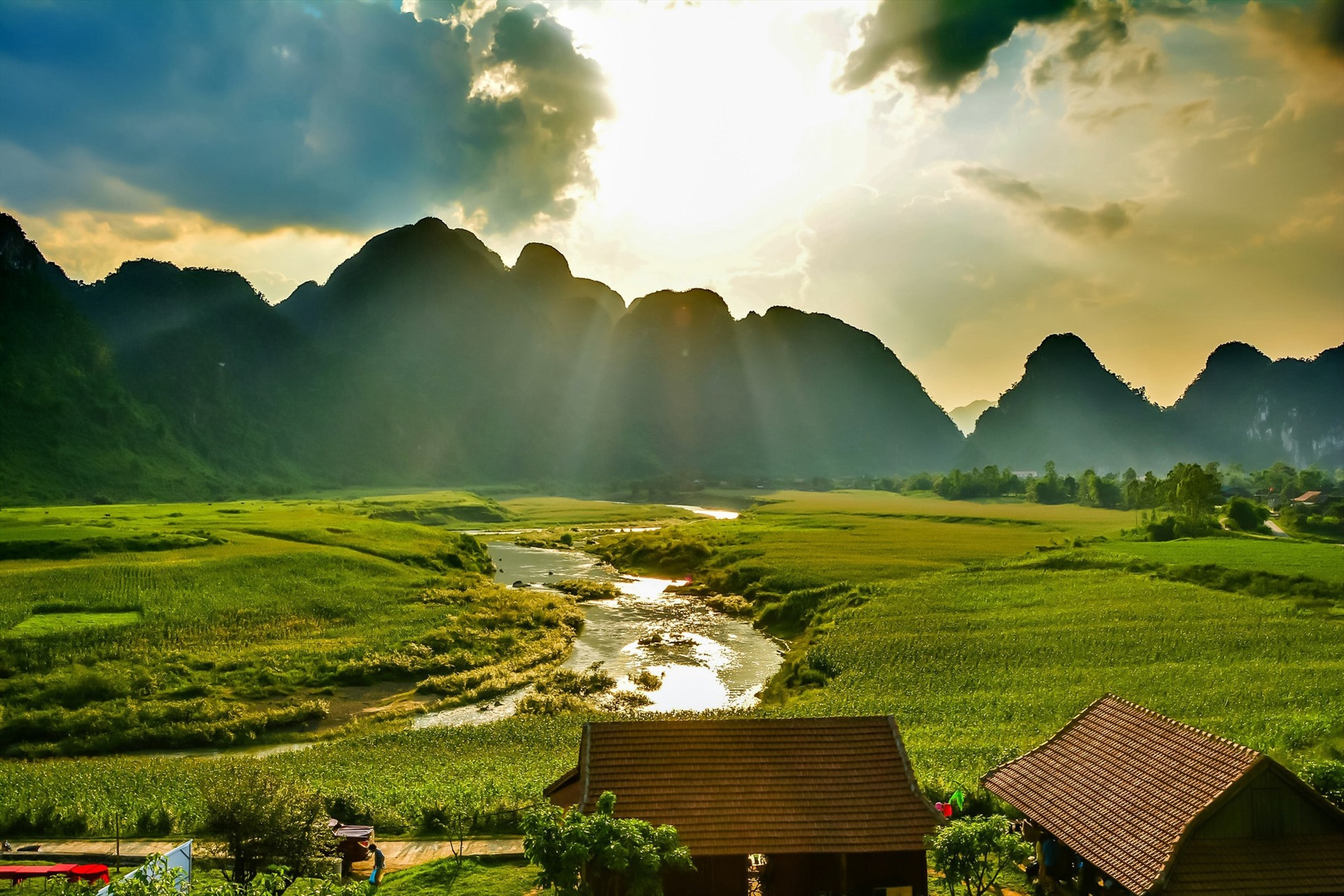L&agrave;ng T&acirc;n H&oacute;a (huyện Minh H&oacute;a, tỉnh Quảng B&igrave;nh) vừa được Tổ chức Du lịch thế giới (UNWTO) c&ocirc;ng nhận l&agrave; một trong những l&agrave;ng du lịch tốt nhất thế giới.