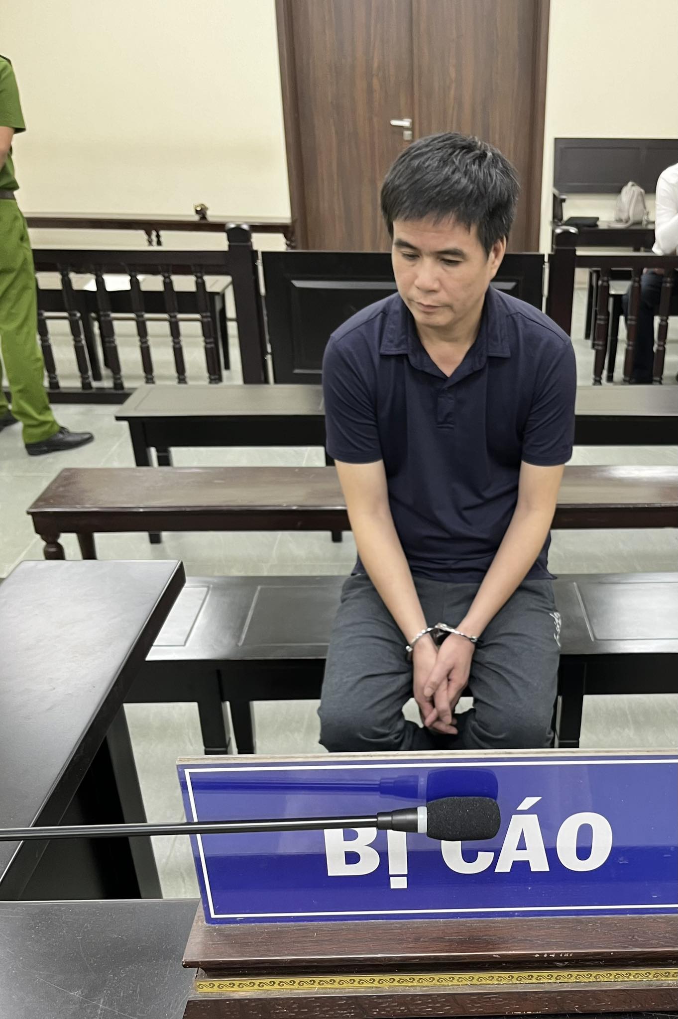 Bị c&aacute;o Ti&ecirc;n tại t&ograve;a.