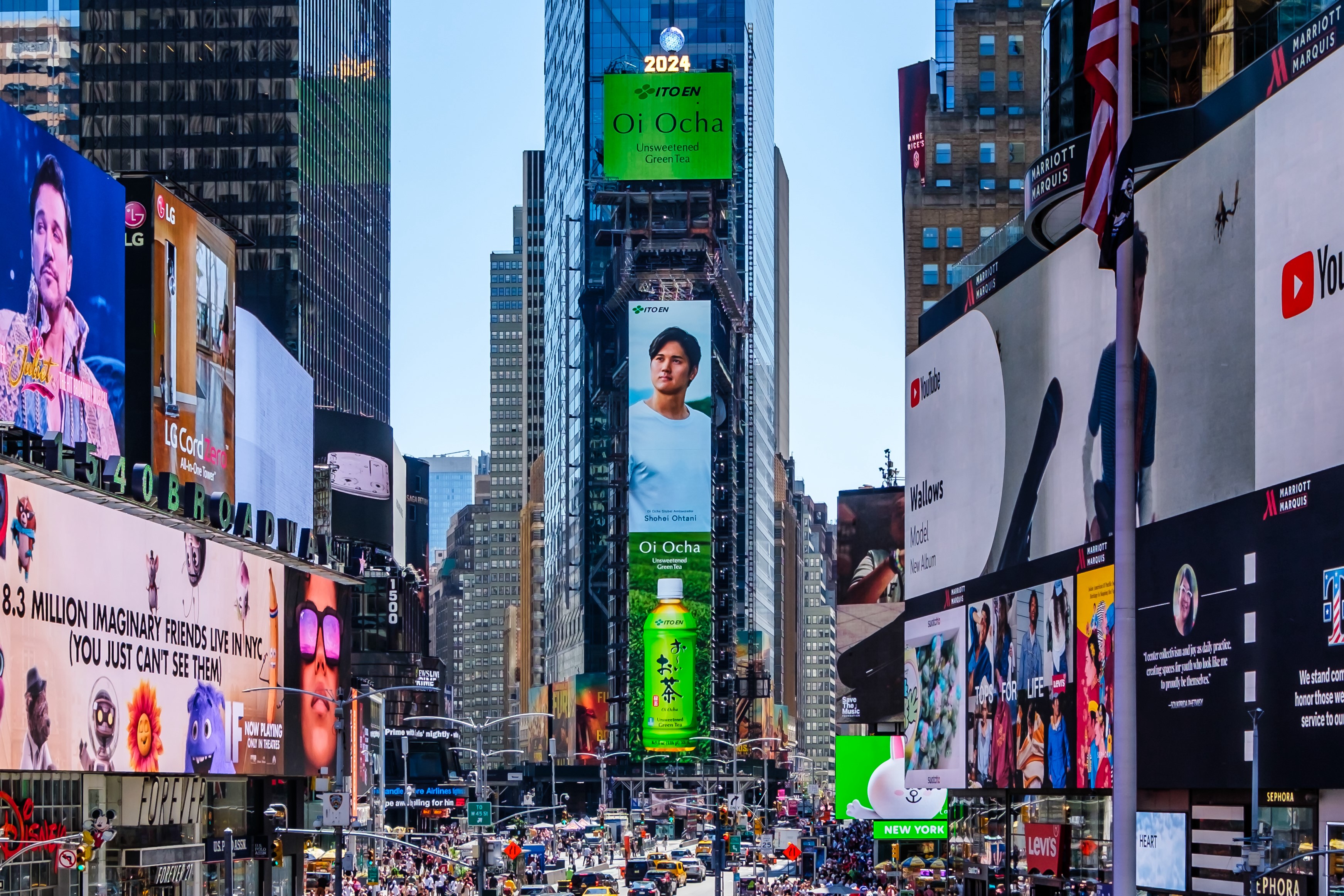 H&igrave;nh ảnh quảng c&aacute;o tr&agrave; xanh Oi Ocha tại Quảng trường Thời đại, New York.
