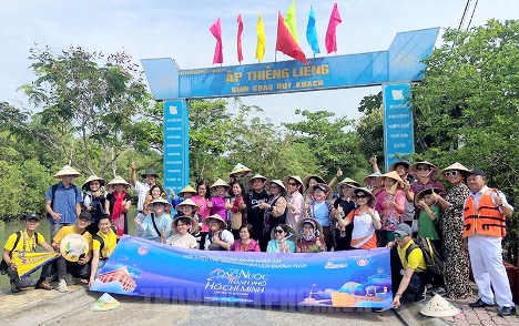 Du kh&aacute;ch h&agrave;o hứng khi được trải nghiệm du lịch đường thủy đến với ấp Thiềng Liềng, huyện Cần Giờ. Ảnh: DL.