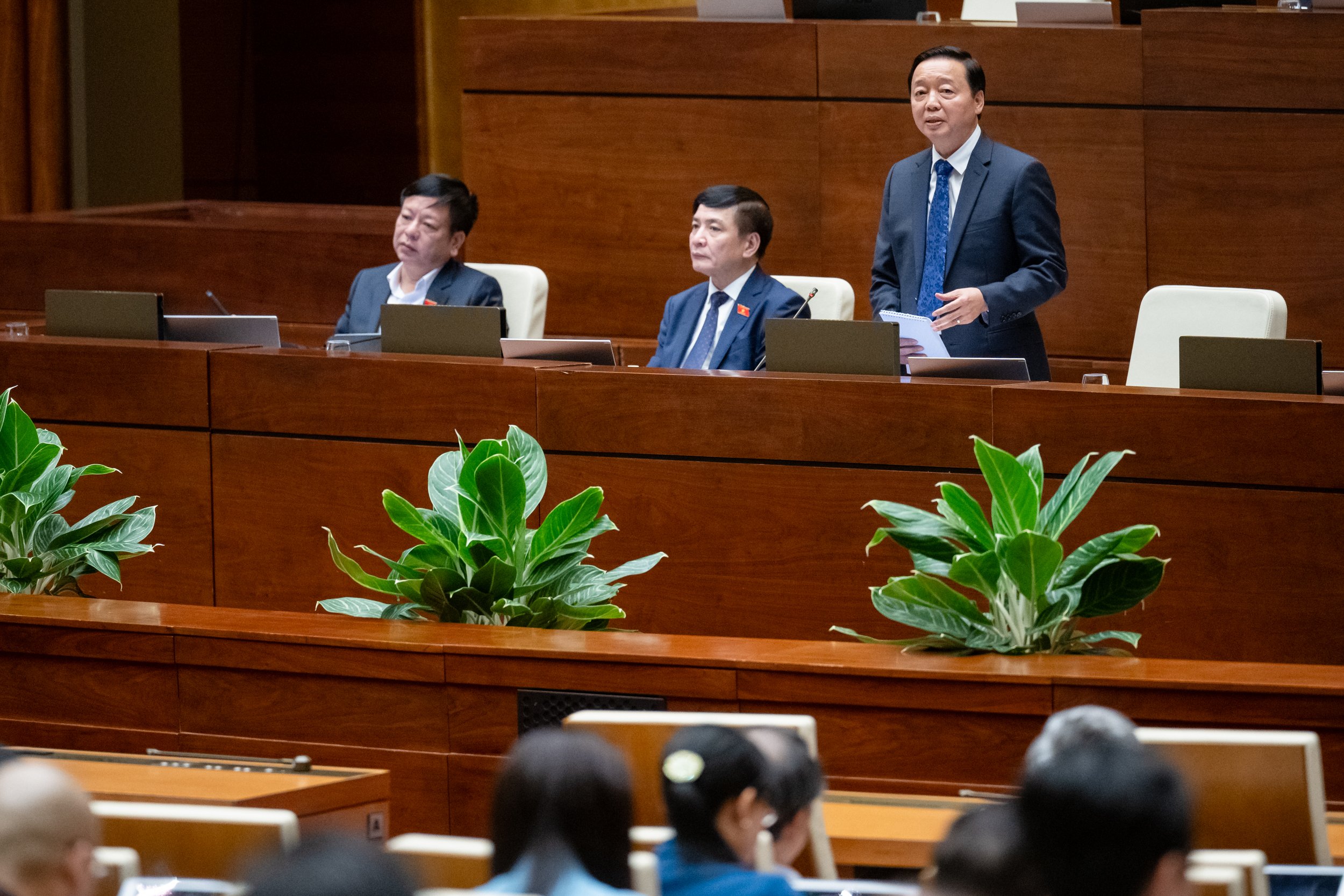 Ph&oacute; Thủ tướng Trần Hồng H&agrave; trả lời chất vấn.