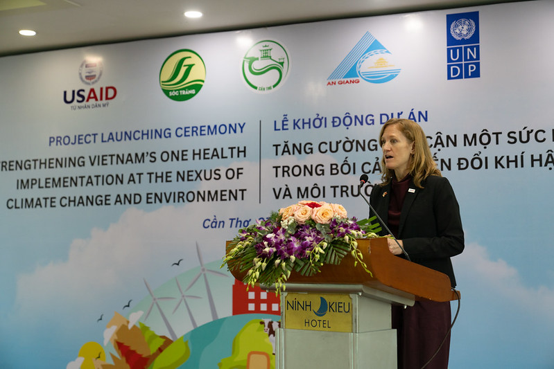 B&agrave; Aler Grubbs, Gi&aacute;m đốc USAID Việt Nam: 