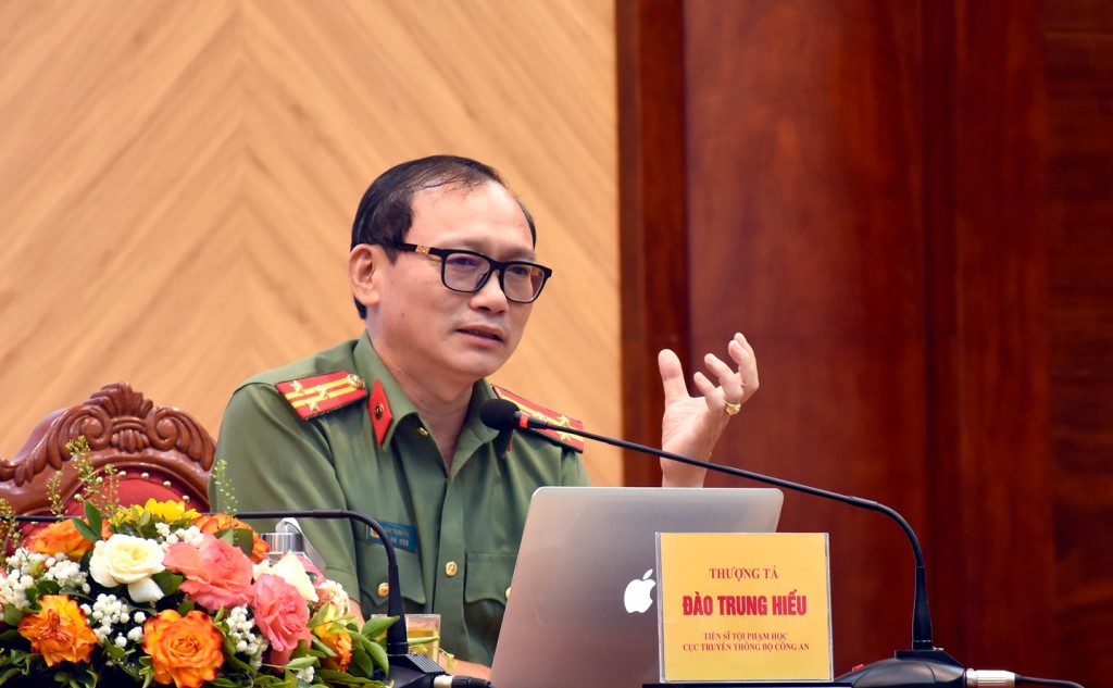 Thượng t&aacute;, TS. Đ&agrave;o Trung Hiếu chia sẻ th&ocirc;ng tin với người PG88 Sòng bạc trực tuyến TOP 1 Việt Nam | Casino, Nổ Hũ. Ảnh: LĐTĐ.