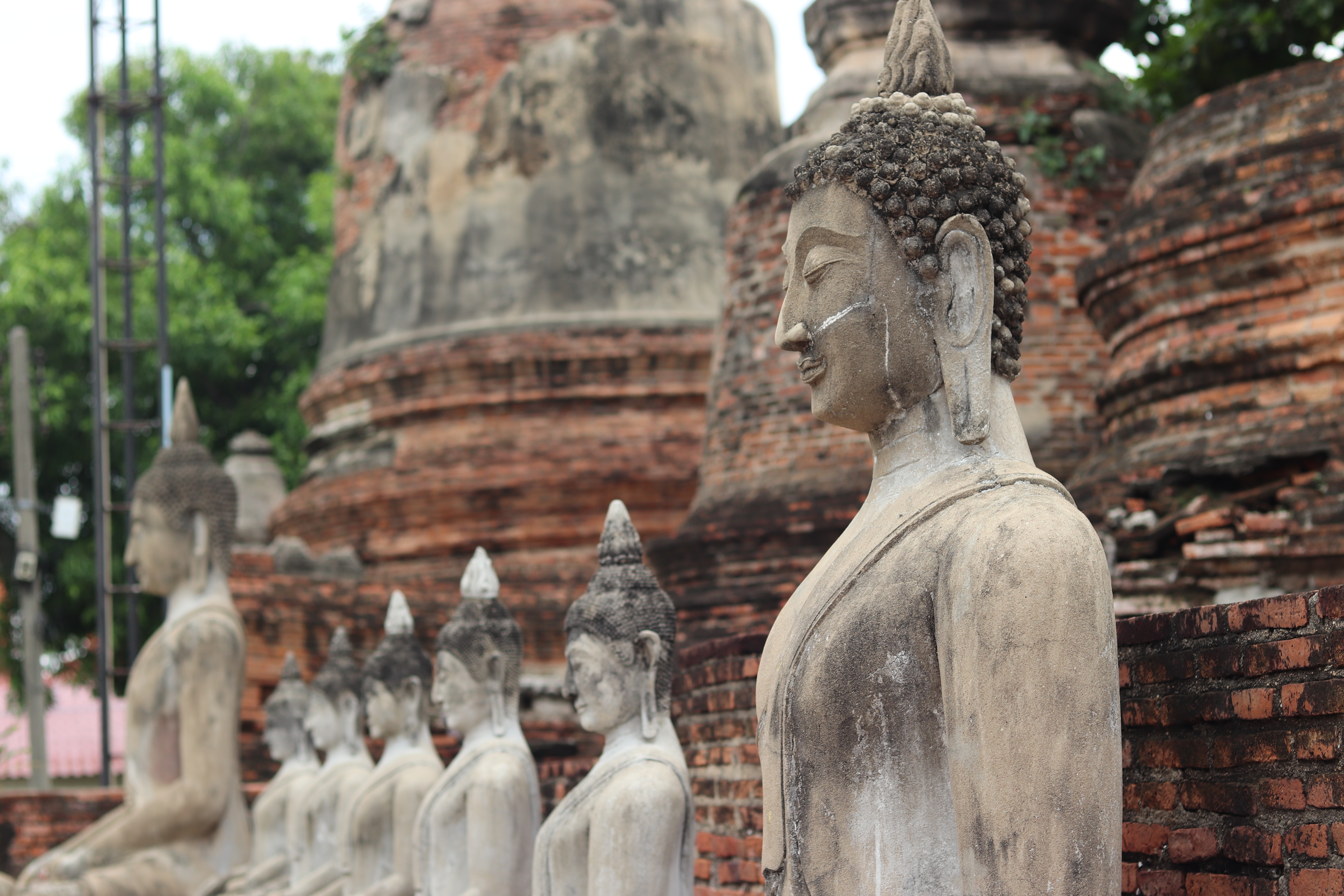 Hiện tại, kh&aacute;ch tham quan c&oacute; thể mua những mảnh y v&agrave;ng c&uacute;ng dường những bức tượng xung quanh ch&ugrave;a thay v&igrave; phủ v&agrave;ng như trước đ&acirc;y.