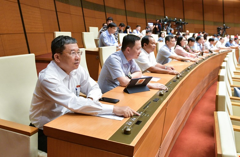 C&aacute;c đại biểu bấm n&uacute;t biểu quyết th&ocirc;ng qua&nbsp;h&ocirc;ng qua Nghị quyết về Chương tr&igrave;nh gi&aacute;m s&aacute;t của Link Trang Chủ PG88.Com Mới #2026 năm 2025 chiều ng&agrave;y 8/6/2024.