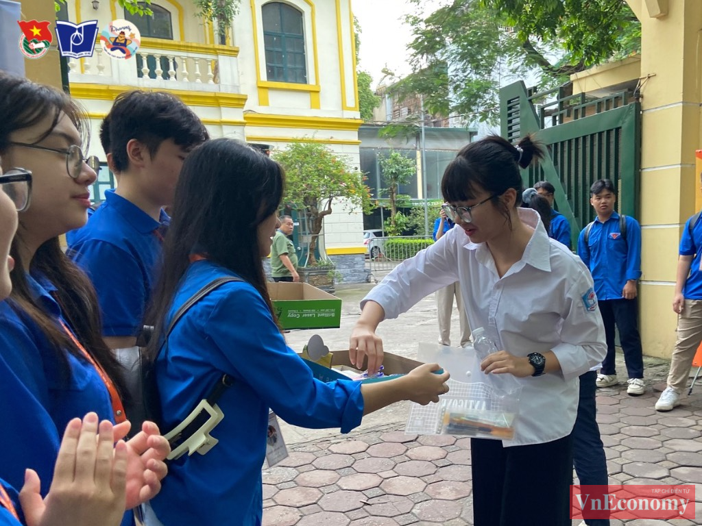 Từ s&aacute;ng sớm, tại c&aacute;c điểm thi tr&ecirc;n địa b&agrave;n th&agrave;nh phố, c&aacute;c lực lượng đ&atilde; triển khai c&aacute;c c&ocirc;ng t&aacute;c hỗ trợ từ rất sớm, ph&acirc;n luồng giao th&ocirc;ng; tiếp sức m&ugrave;a thi...